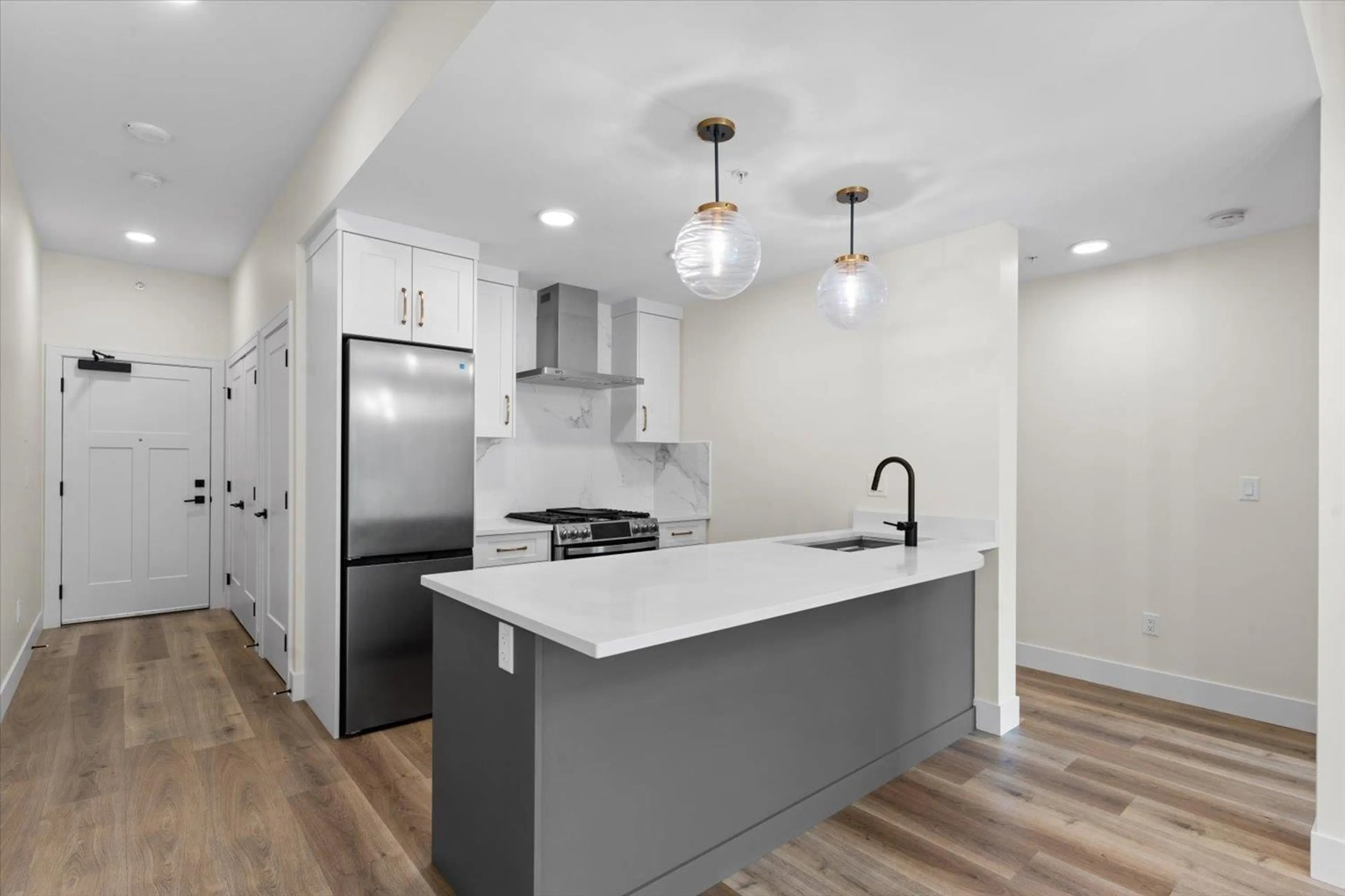Open concept kitchen, unknown for 502 - 120 ESPLANADE AVENUE, Harrison Hot Springs British Columbia V0M1K0