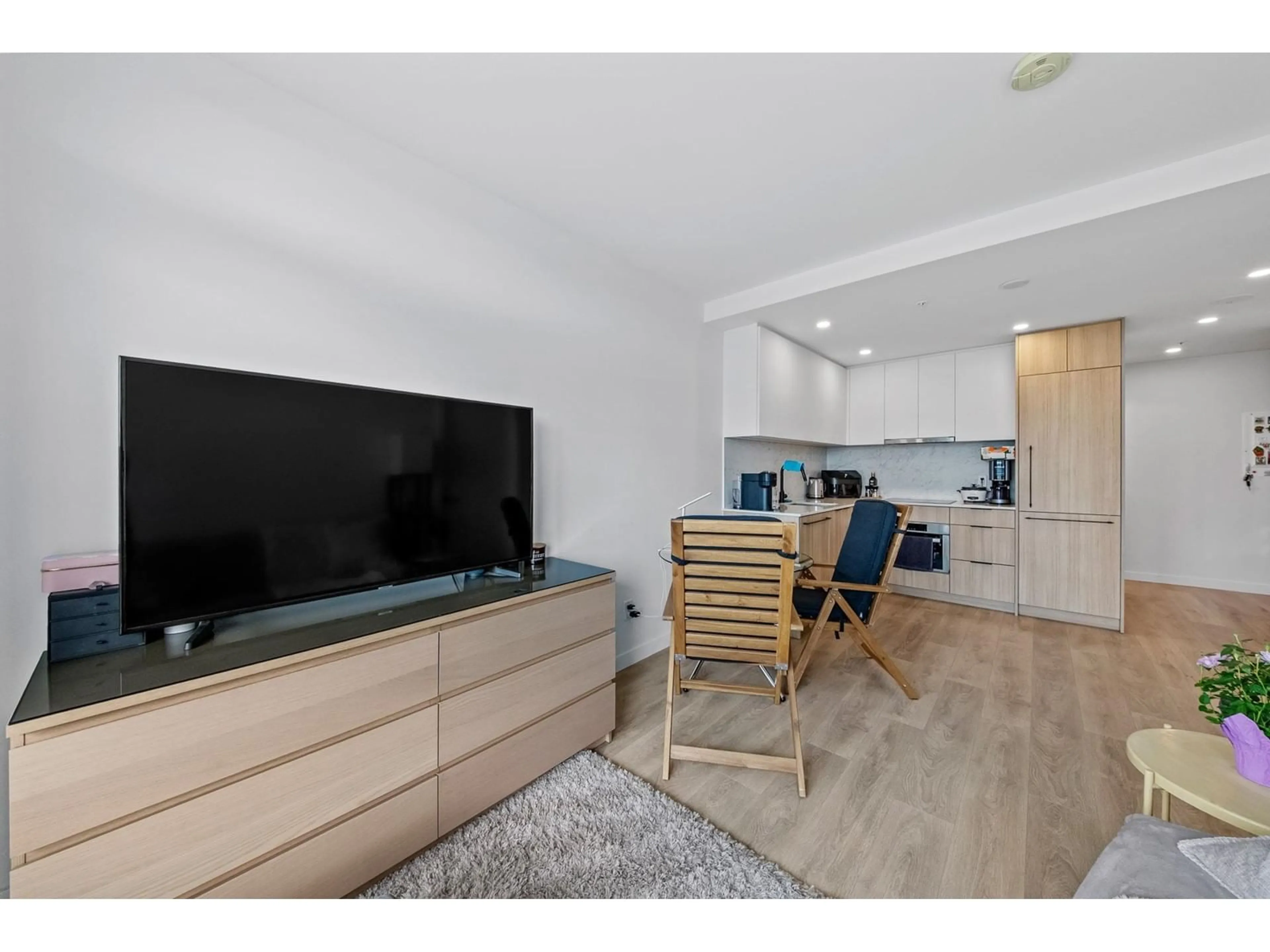Living room with furniture, wood/laminate floor for 906 - 13685 102, Surrey British Columbia V3T1N7