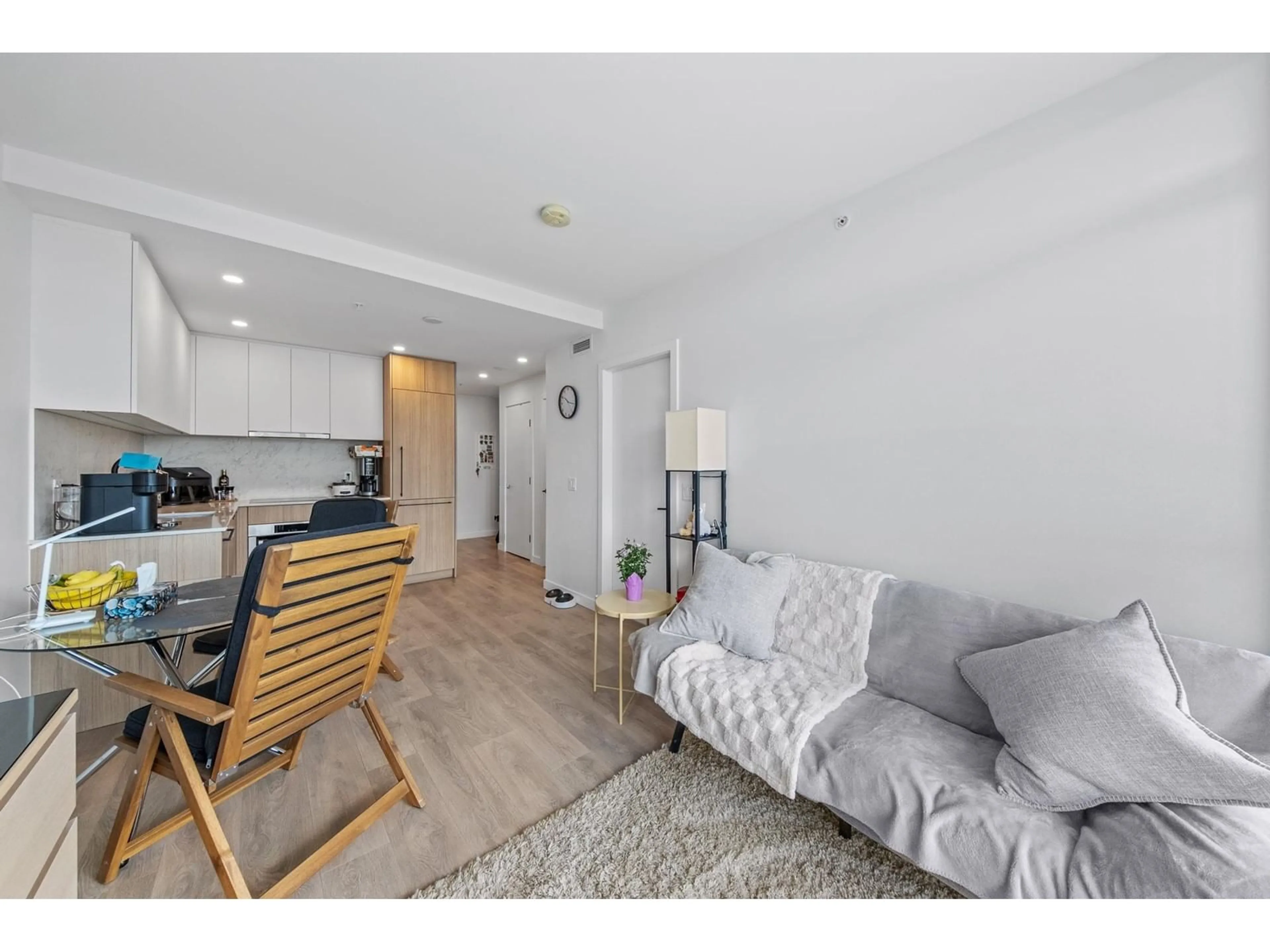 Living room with furniture, wood/laminate floor for 906 - 13685 102, Surrey British Columbia V3T1N7