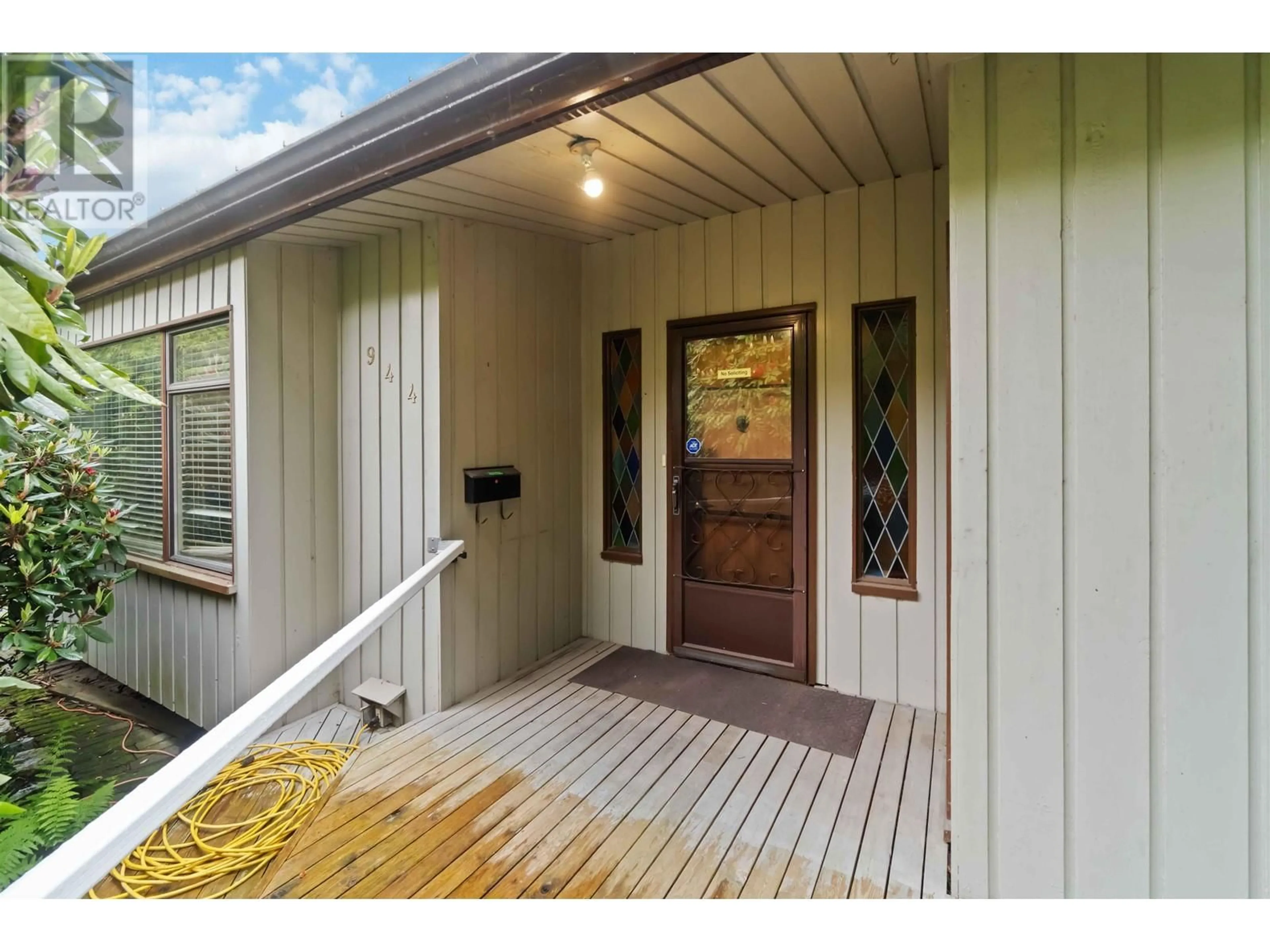 Indoor entryway for 944 STEWART AVENUE, Coquitlam British Columbia V3K2N6