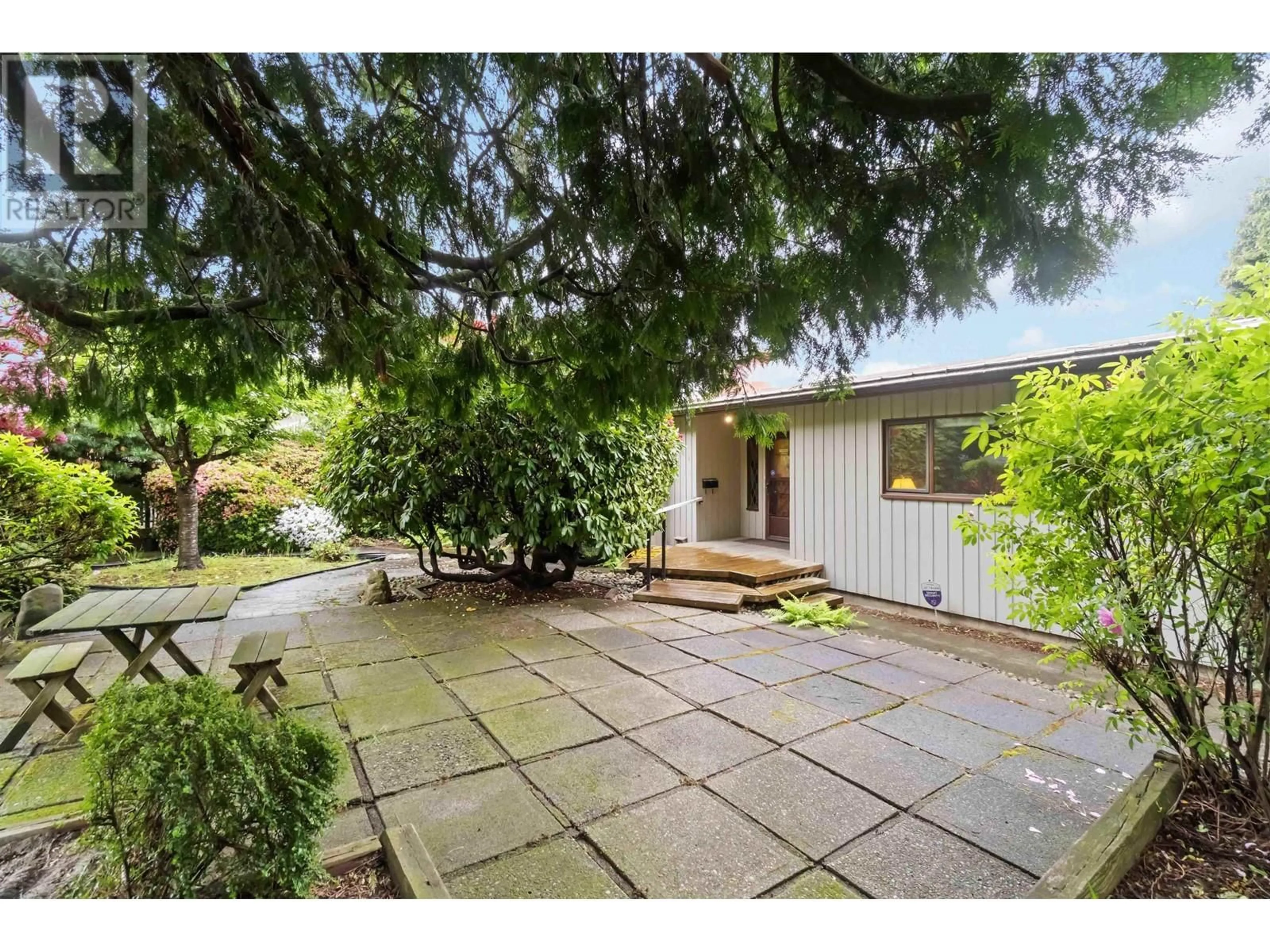 A pic from outside/outdoor area/front of a property/back of a property/a pic from drone, street for 944 STEWART AVENUE, Coquitlam British Columbia V3K2N6