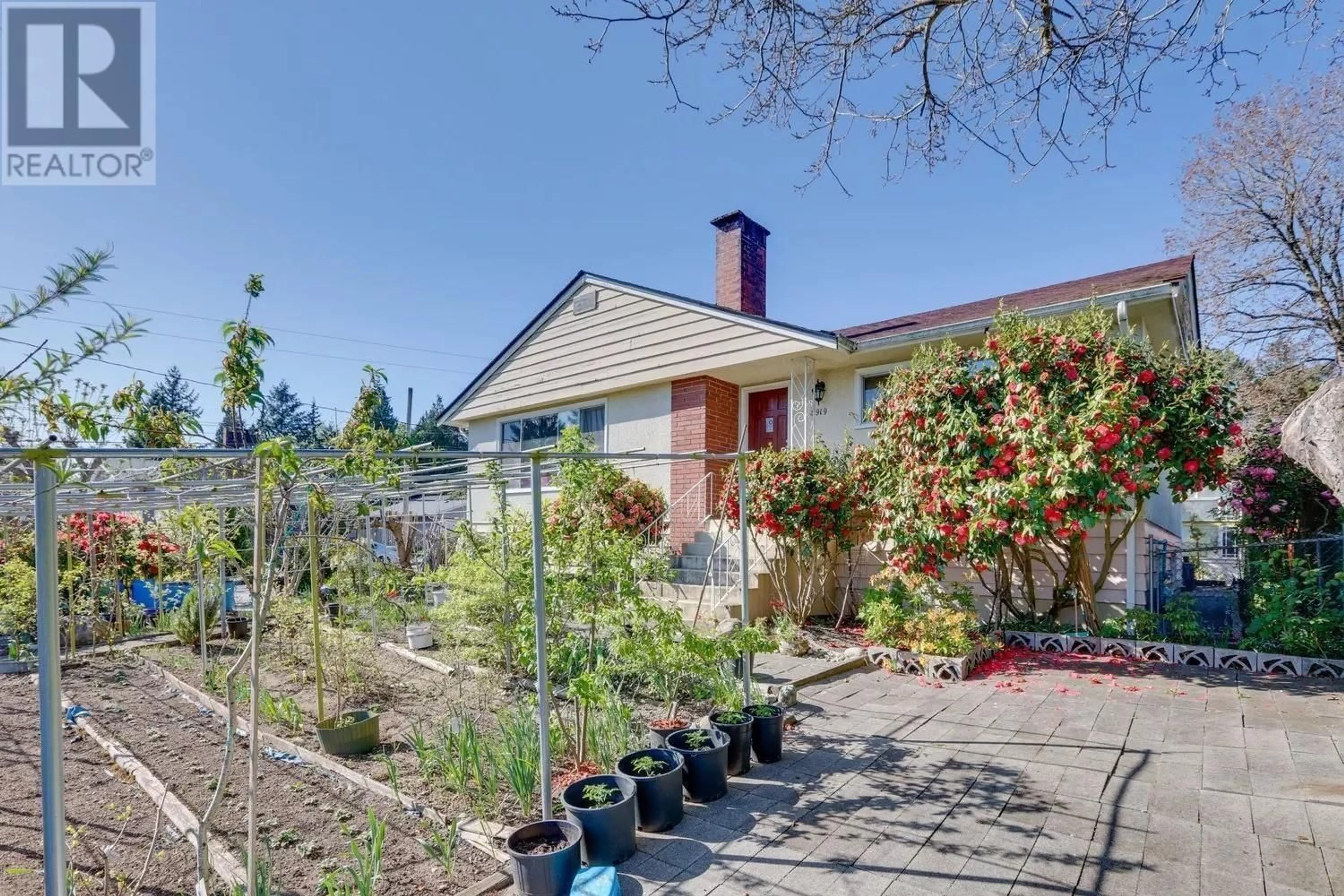 Patio, street for 5919 PATRICK STREET, Burnaby British Columbia V5J3B8