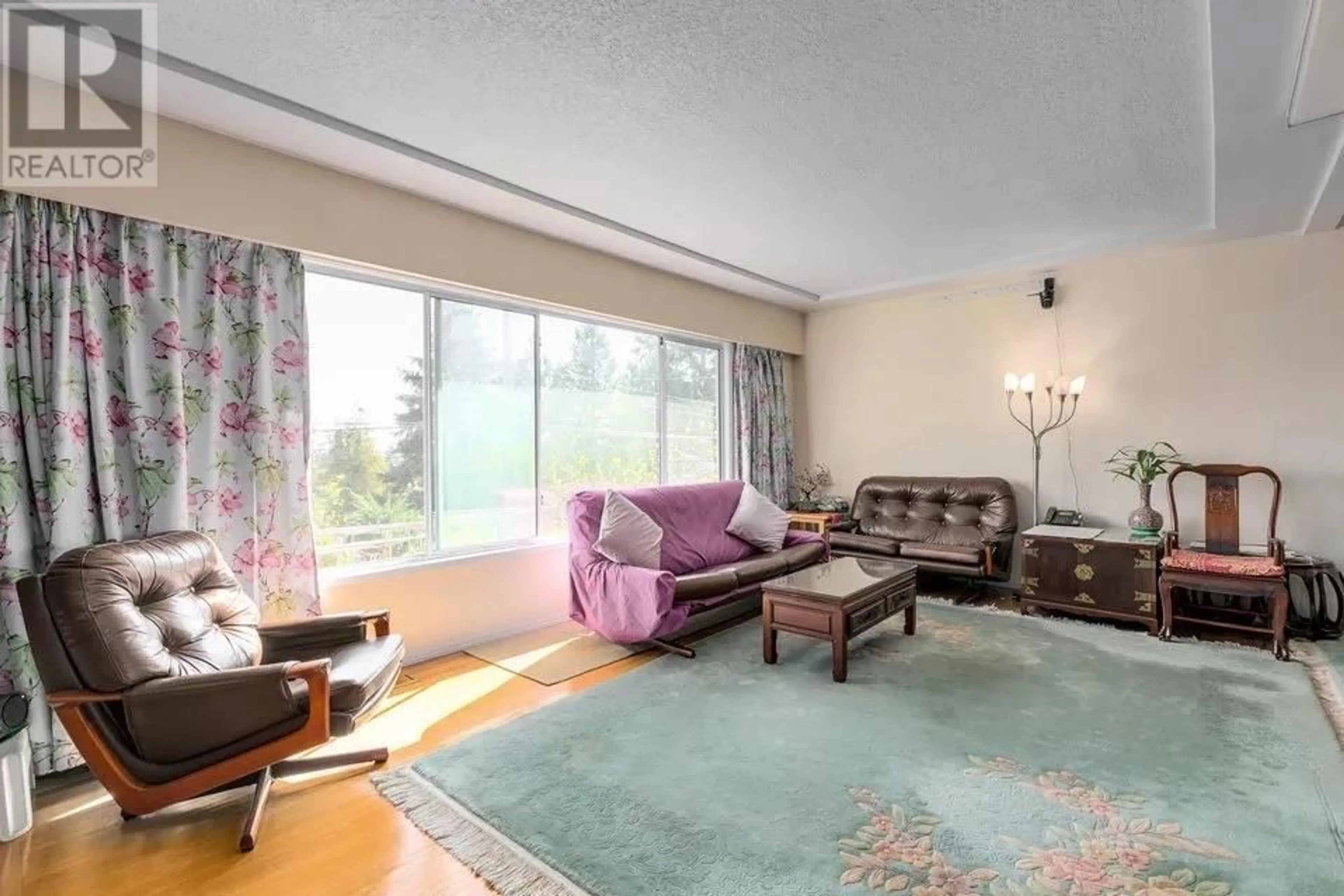 Living room with furniture, unknown for 5919 PATRICK STREET, Burnaby British Columbia V5J3B8