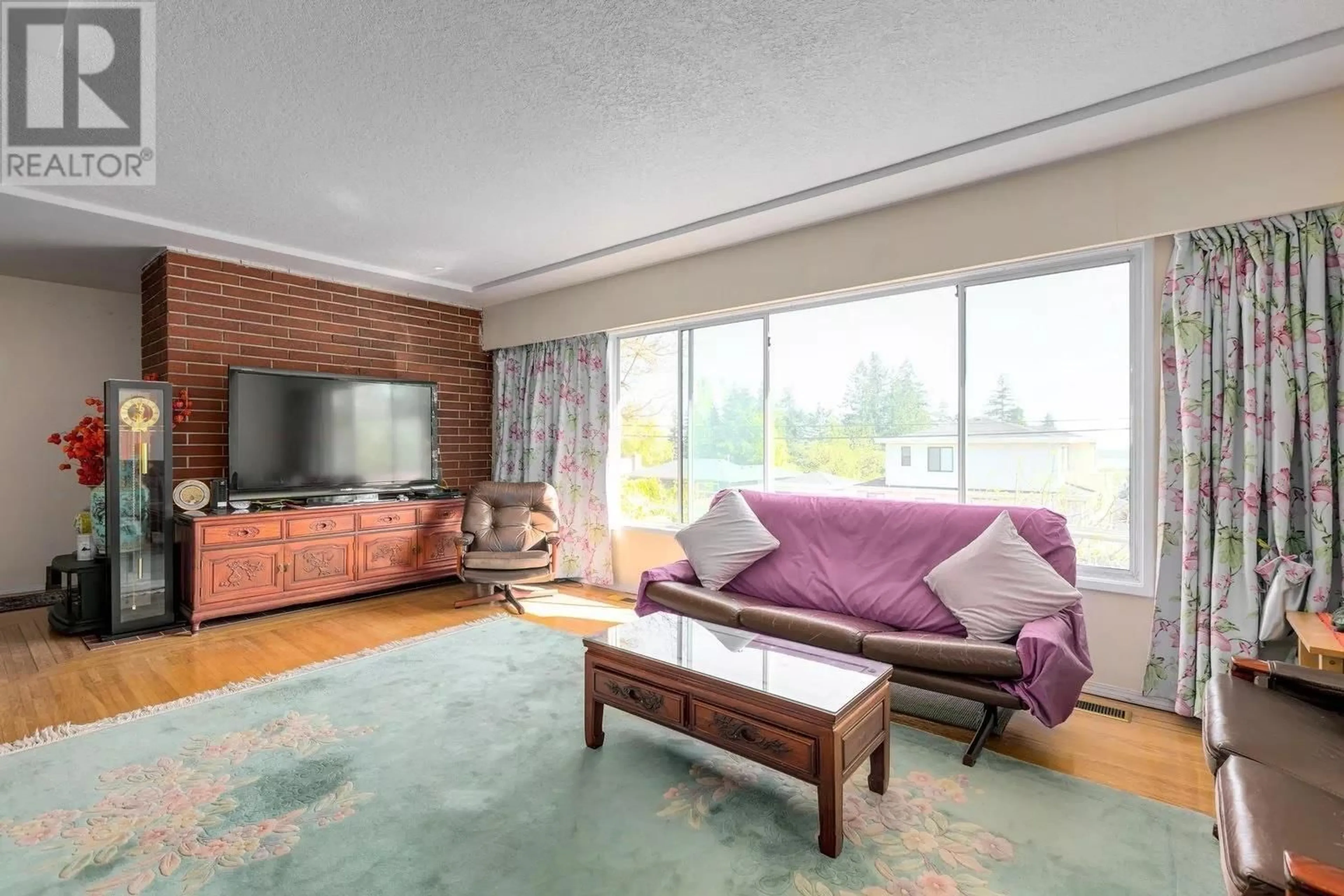 Living room with furniture, unknown for 5919 PATRICK STREET, Burnaby British Columbia V5J3B8