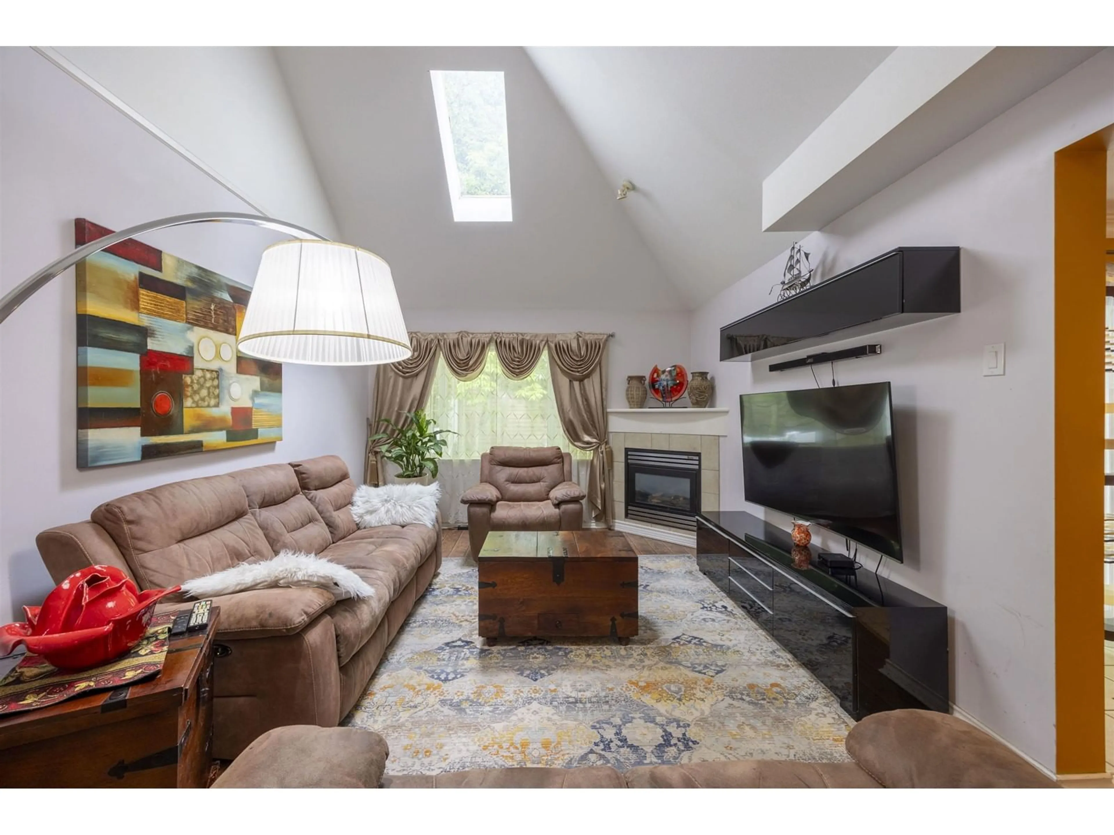 Living room with furniture, unknown for 57 - 13918 58, Surrey British Columbia V3X3N8