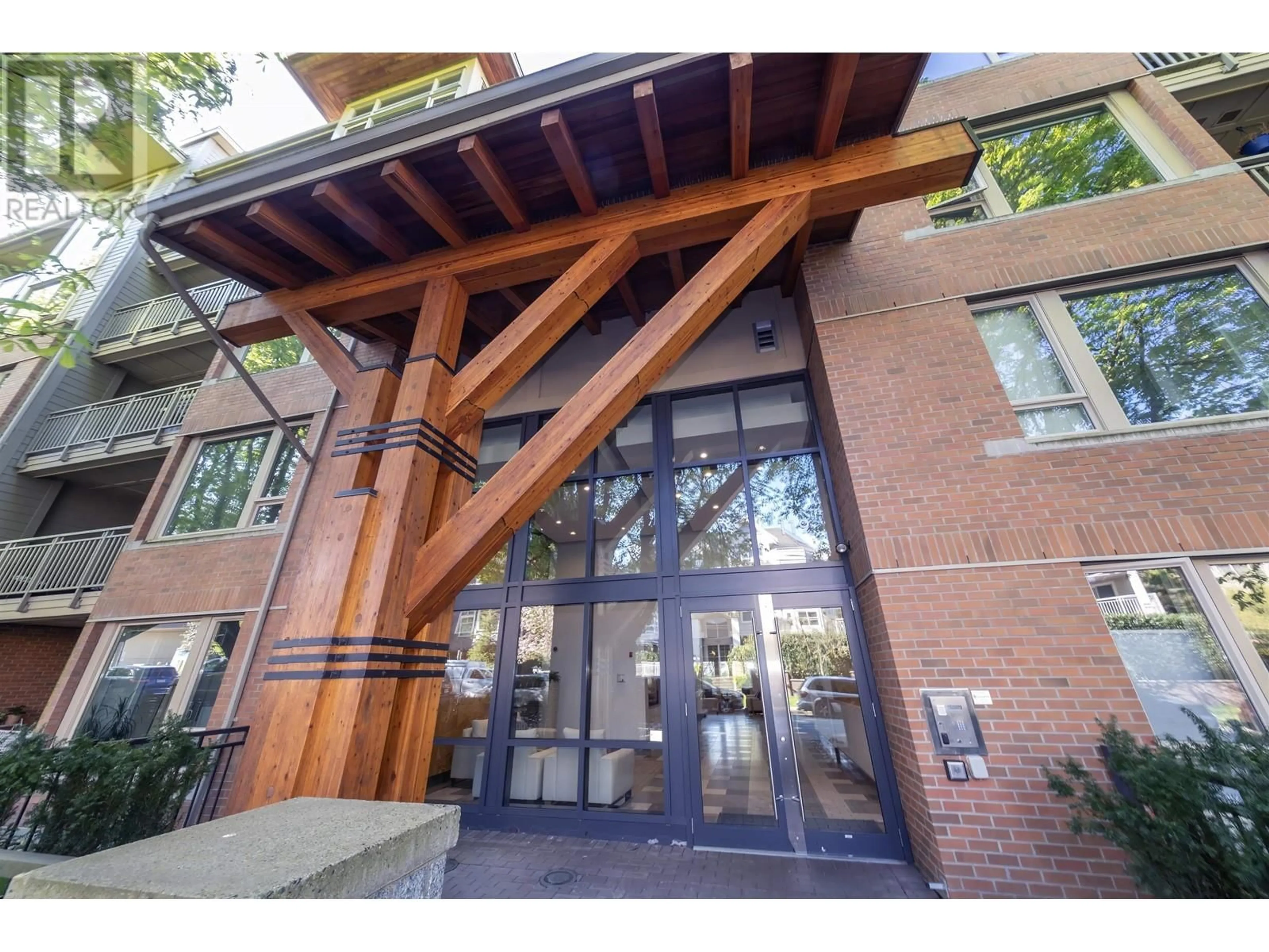Indoor foyer for 518 - 119 22ND STREET, North Vancouver British Columbia V7M0B4