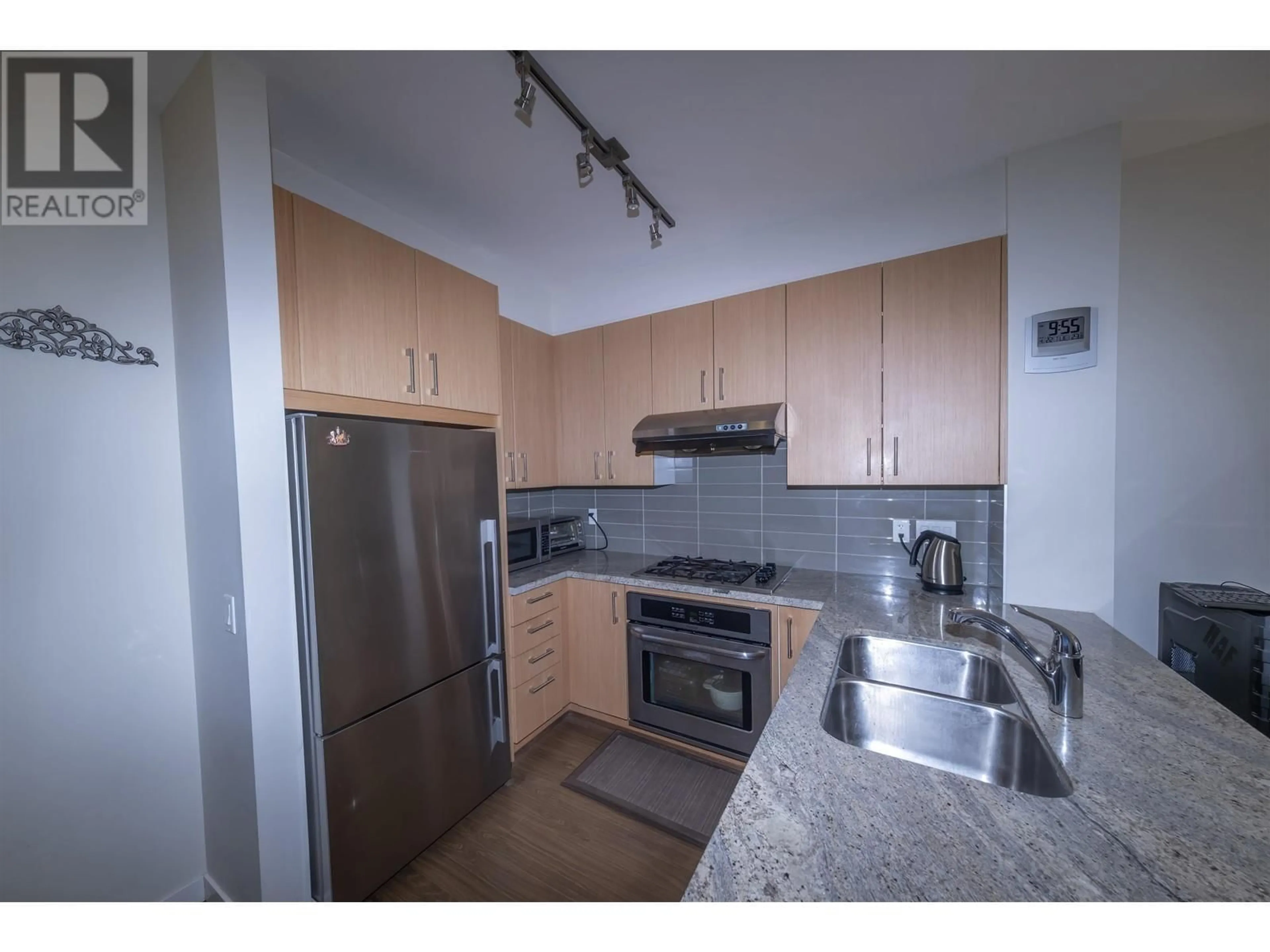 Standard kitchen, unknown for 518 - 119 22ND STREET, North Vancouver British Columbia V7M0B4
