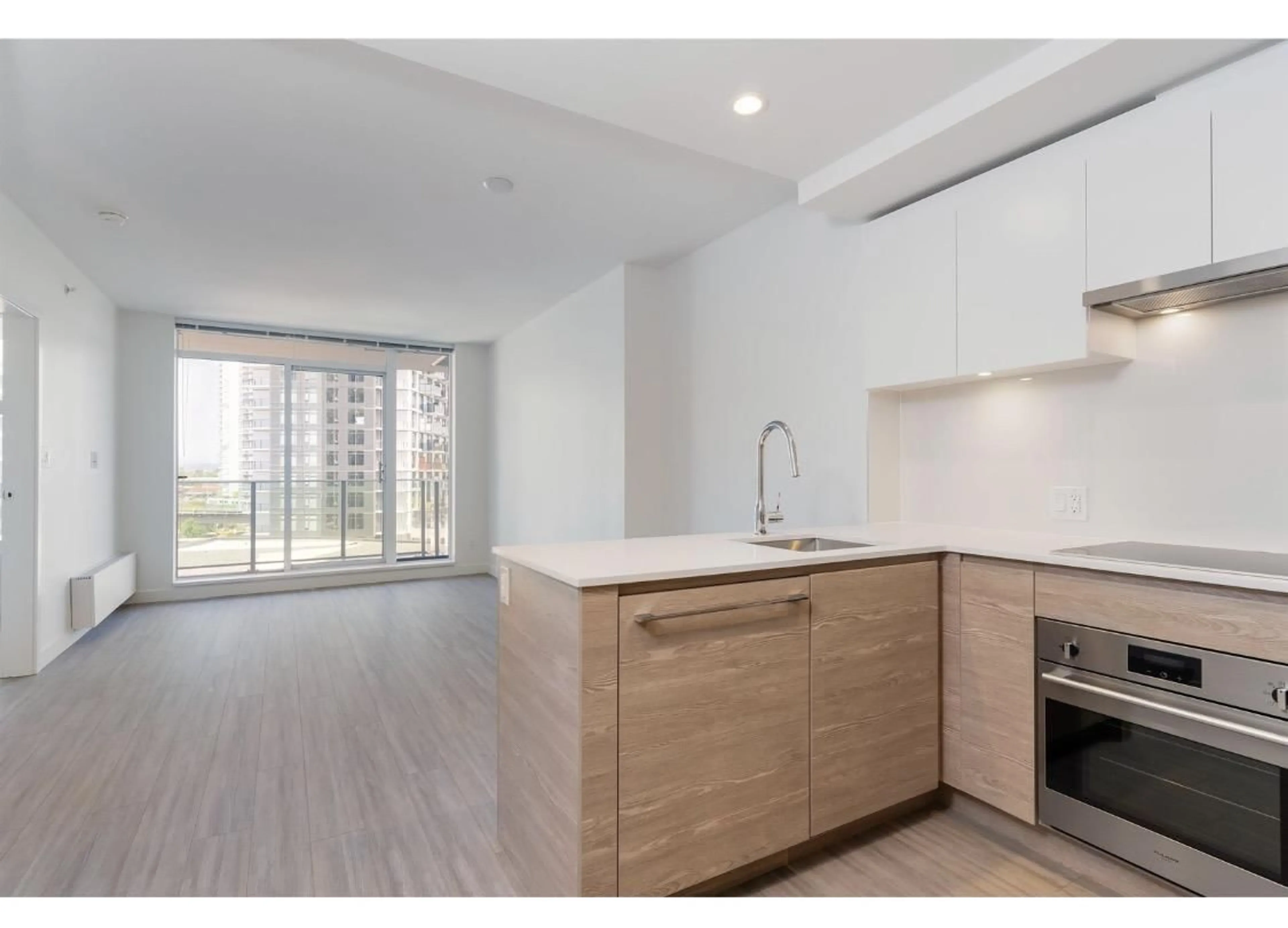 Standard kitchen, unknown for 605 - 13655 FRASER, Surrey British Columbia V3T0P8