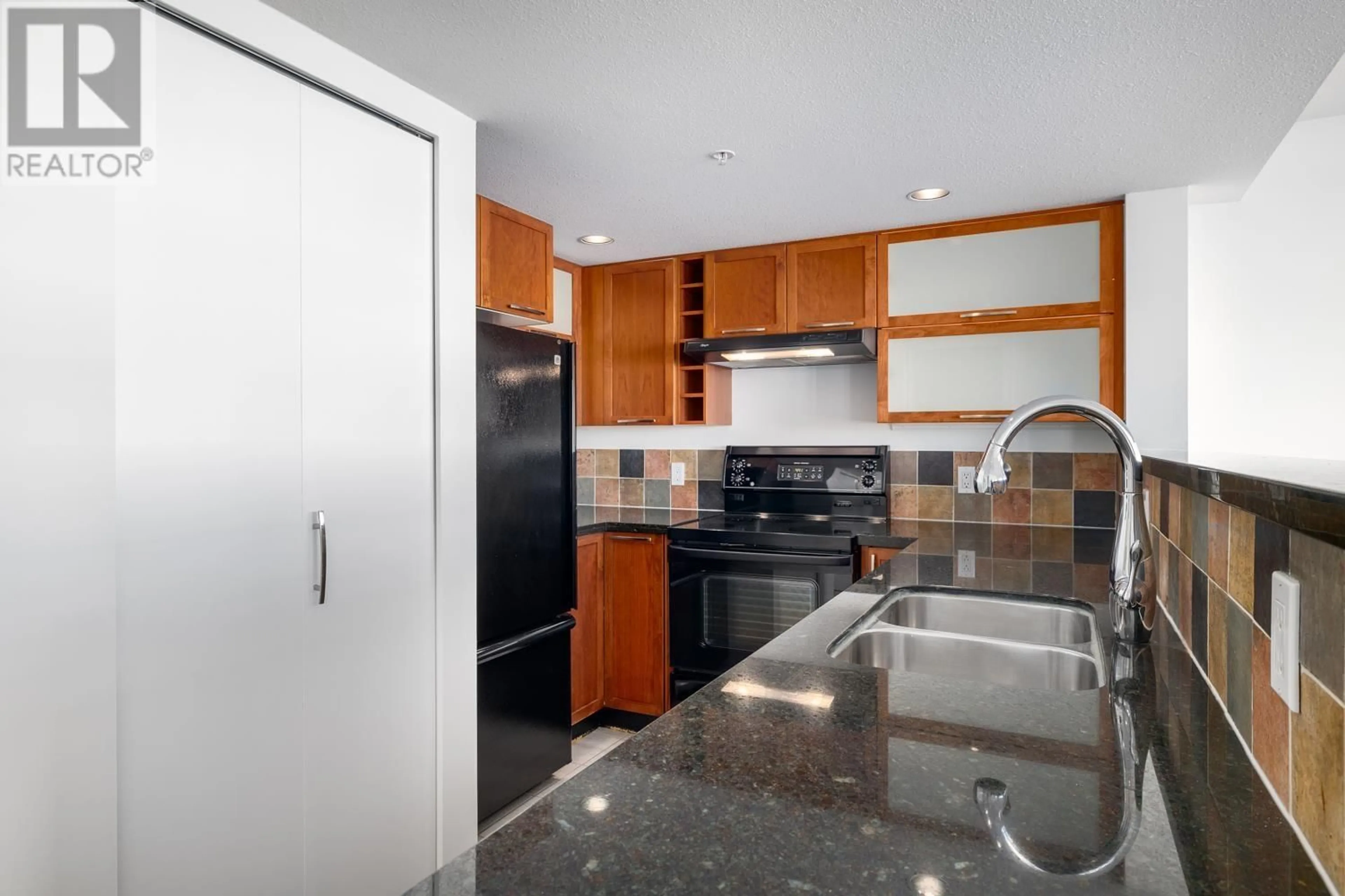 Standard kitchen, ceramic/tile floor for 707 - 2137 10TH AVENUE, Vancouver British Columbia V6K4W4