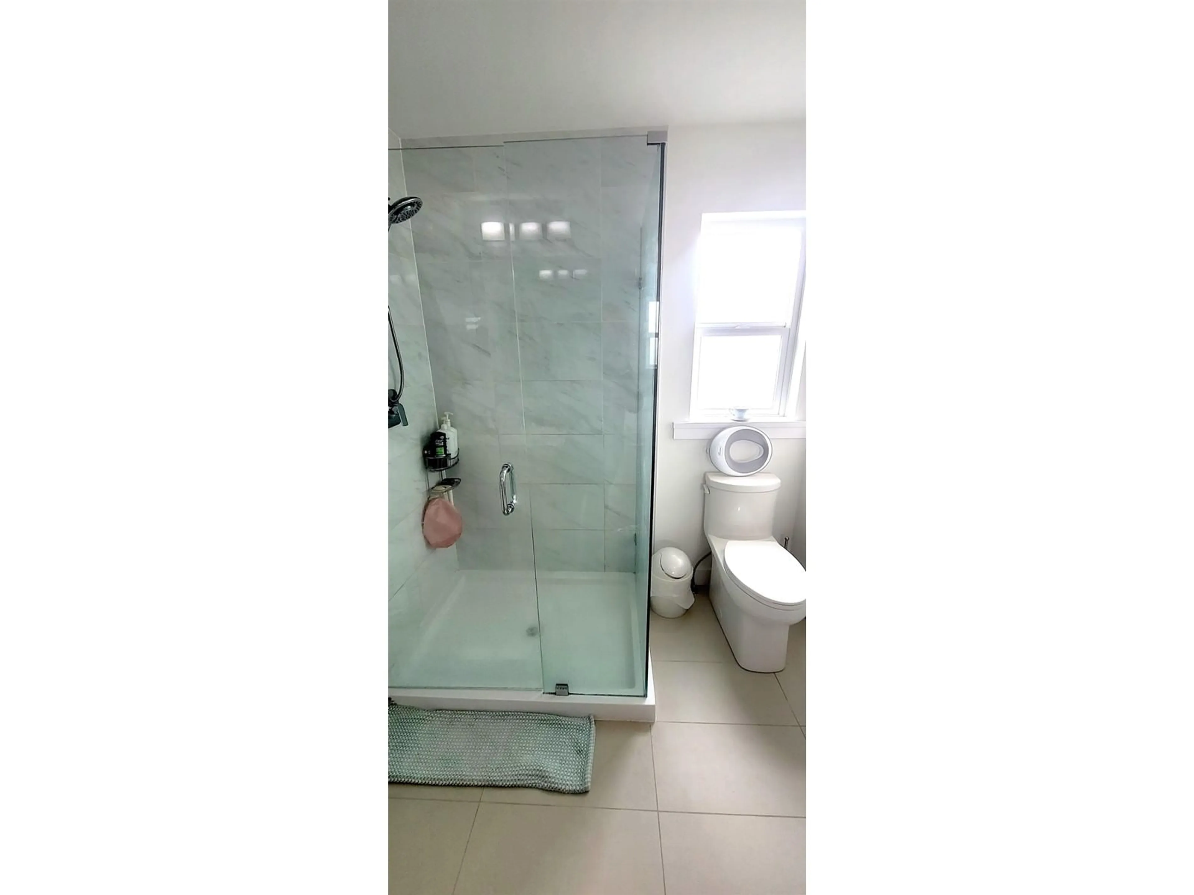 Standard bathroom, unknown for 21 - 12073 62, Surrey British Columbia V3X0K4