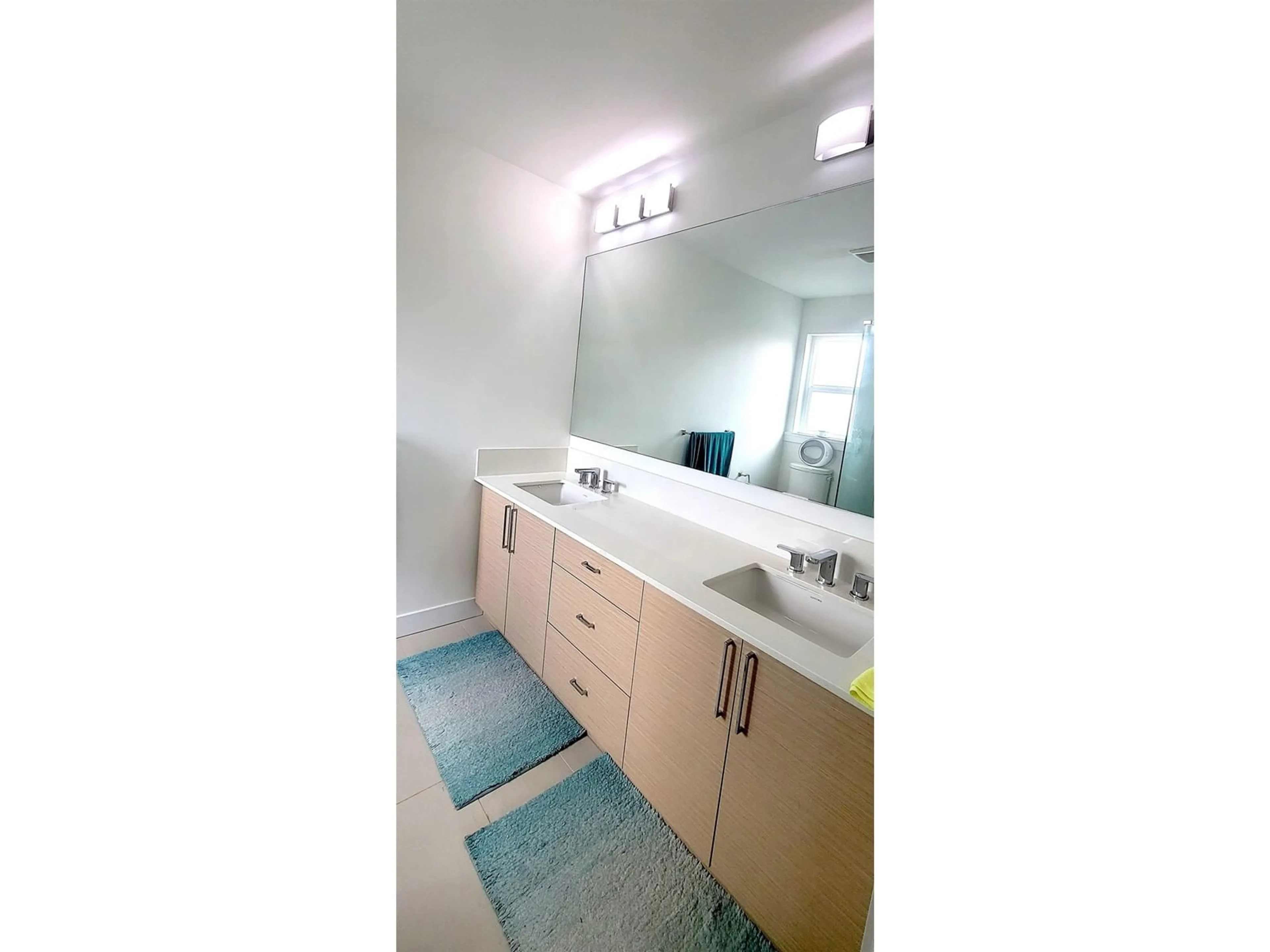 Standard bathroom, unknown for 21 - 12073 62, Surrey British Columbia V3X0K4