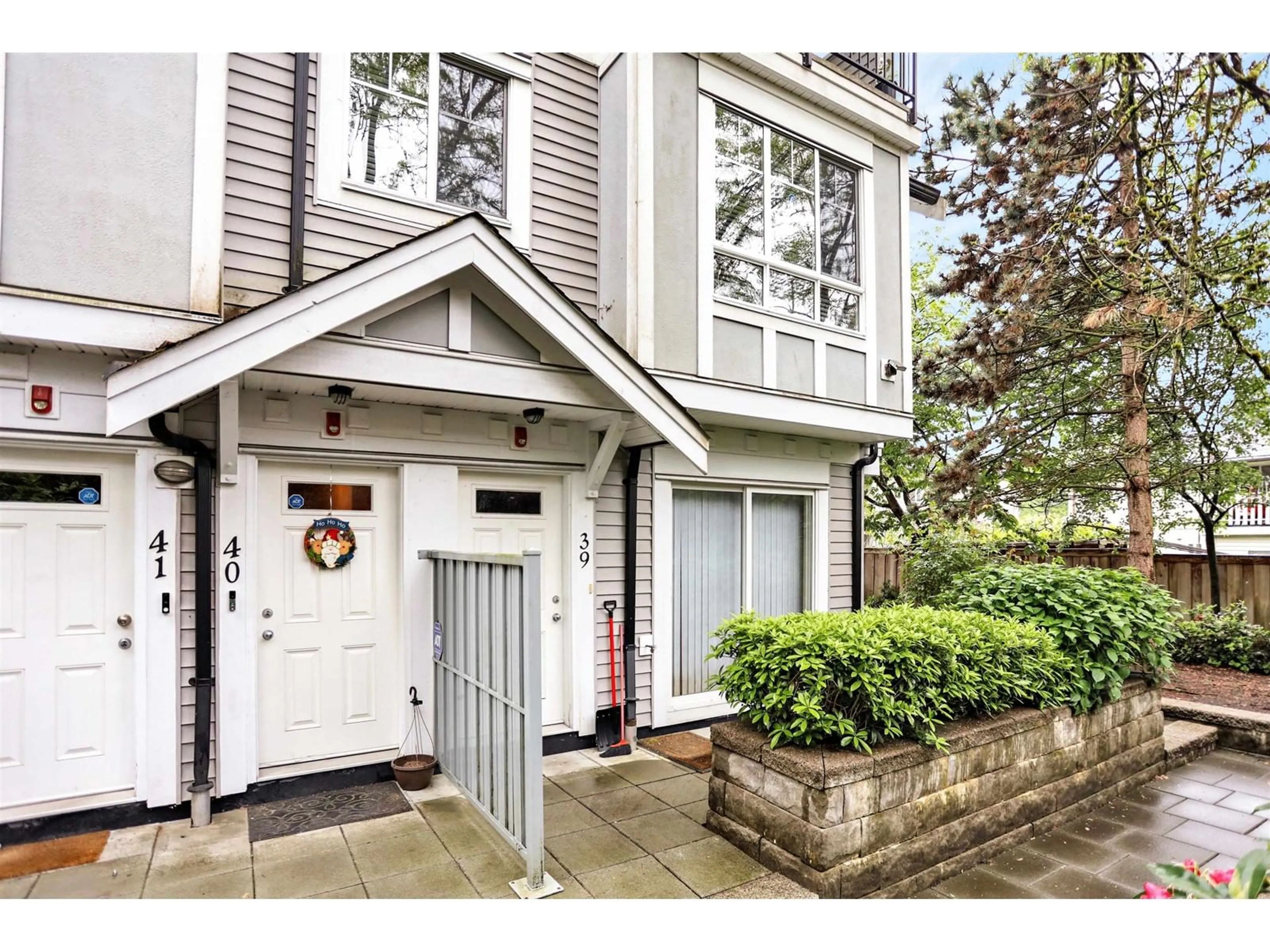Indoor entryway for 40 - 13239 OLD YALE, Surrey British Columbia V3T3C5