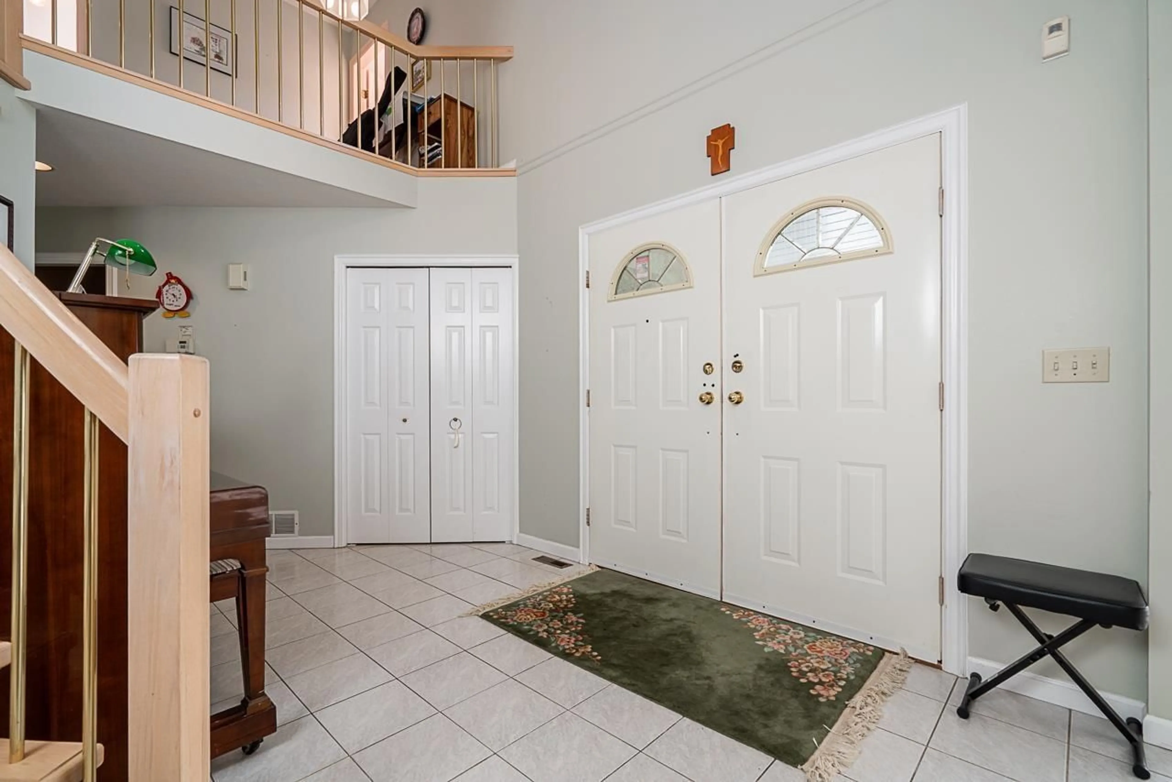 Indoor entryway for 6212 125, Surrey British Columbia V3X2E1