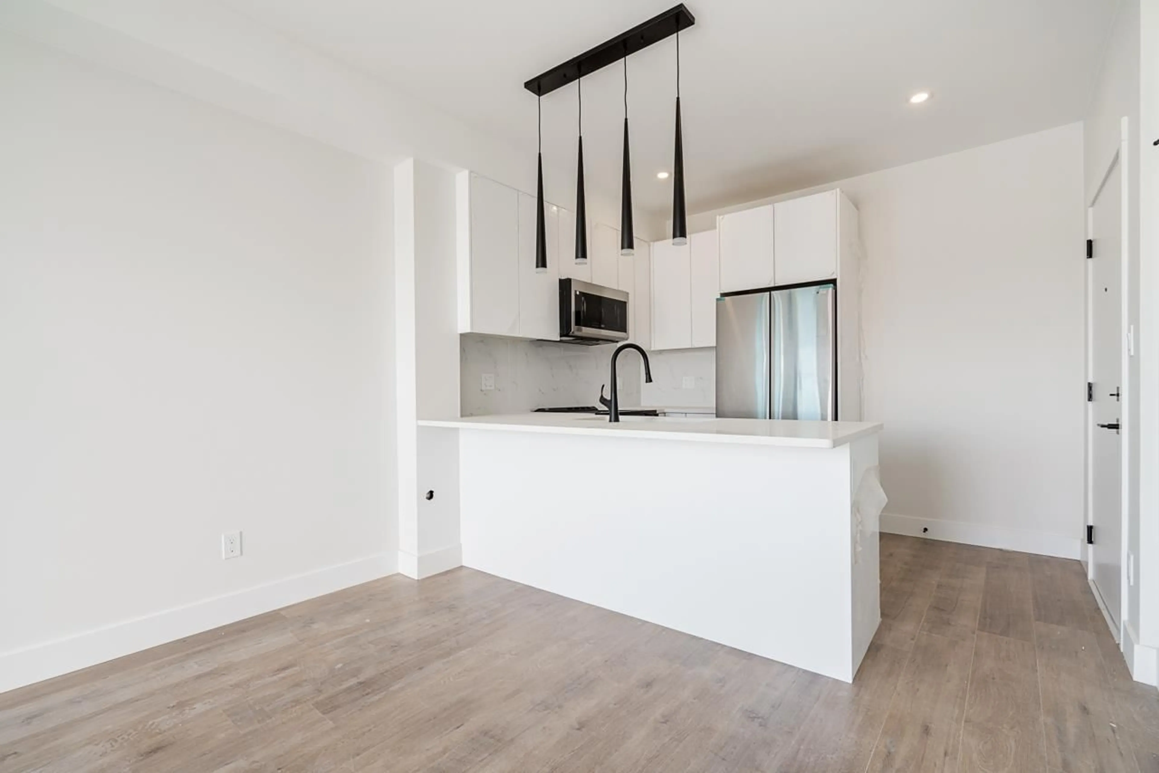 Open concept kitchen, wood/laminate floor for 502 - 185 175A, Surrey British Columbia V0V0V0
