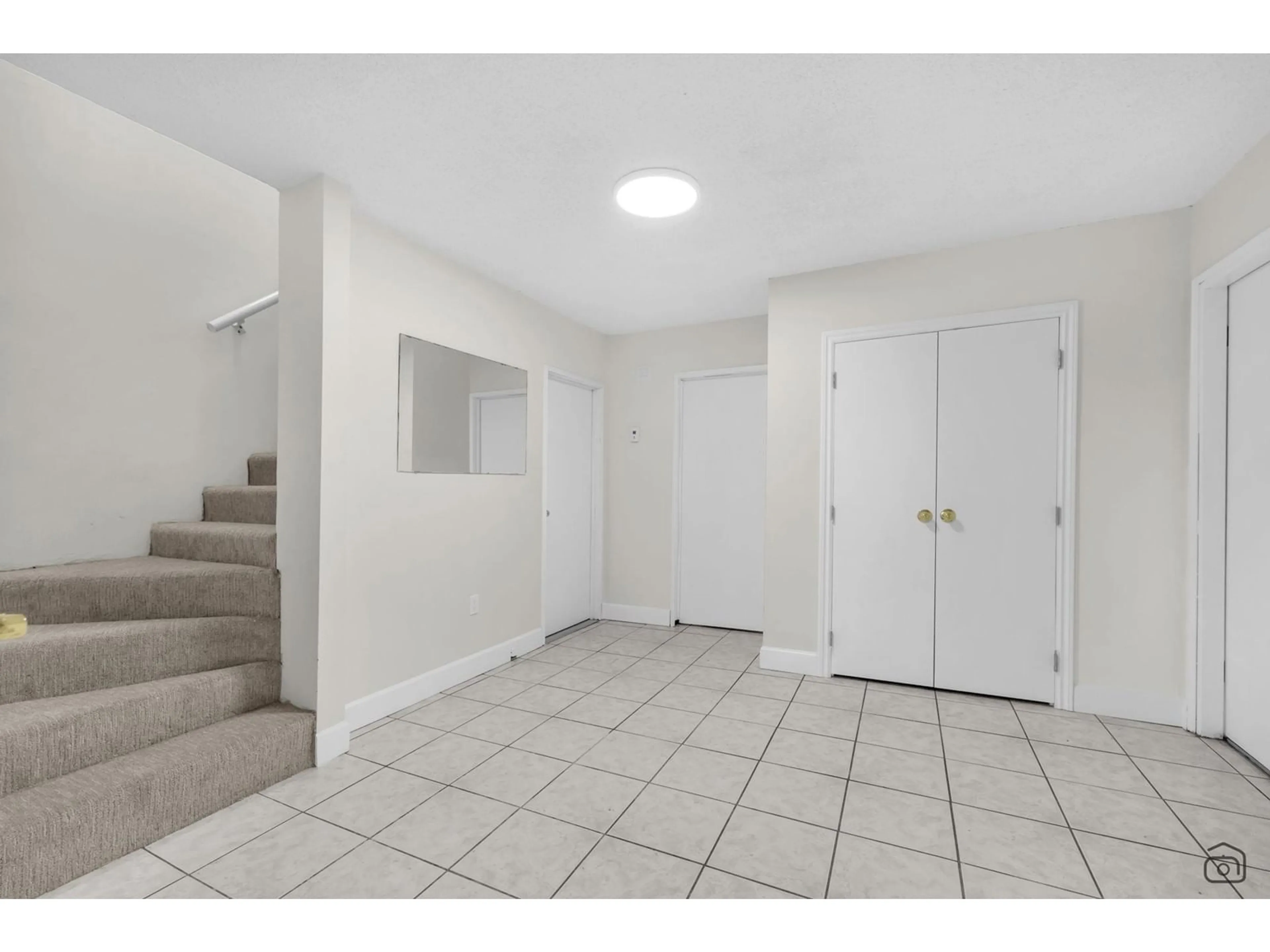 Indoor entryway for 16390 48, Surrey British Columbia V3S0L2