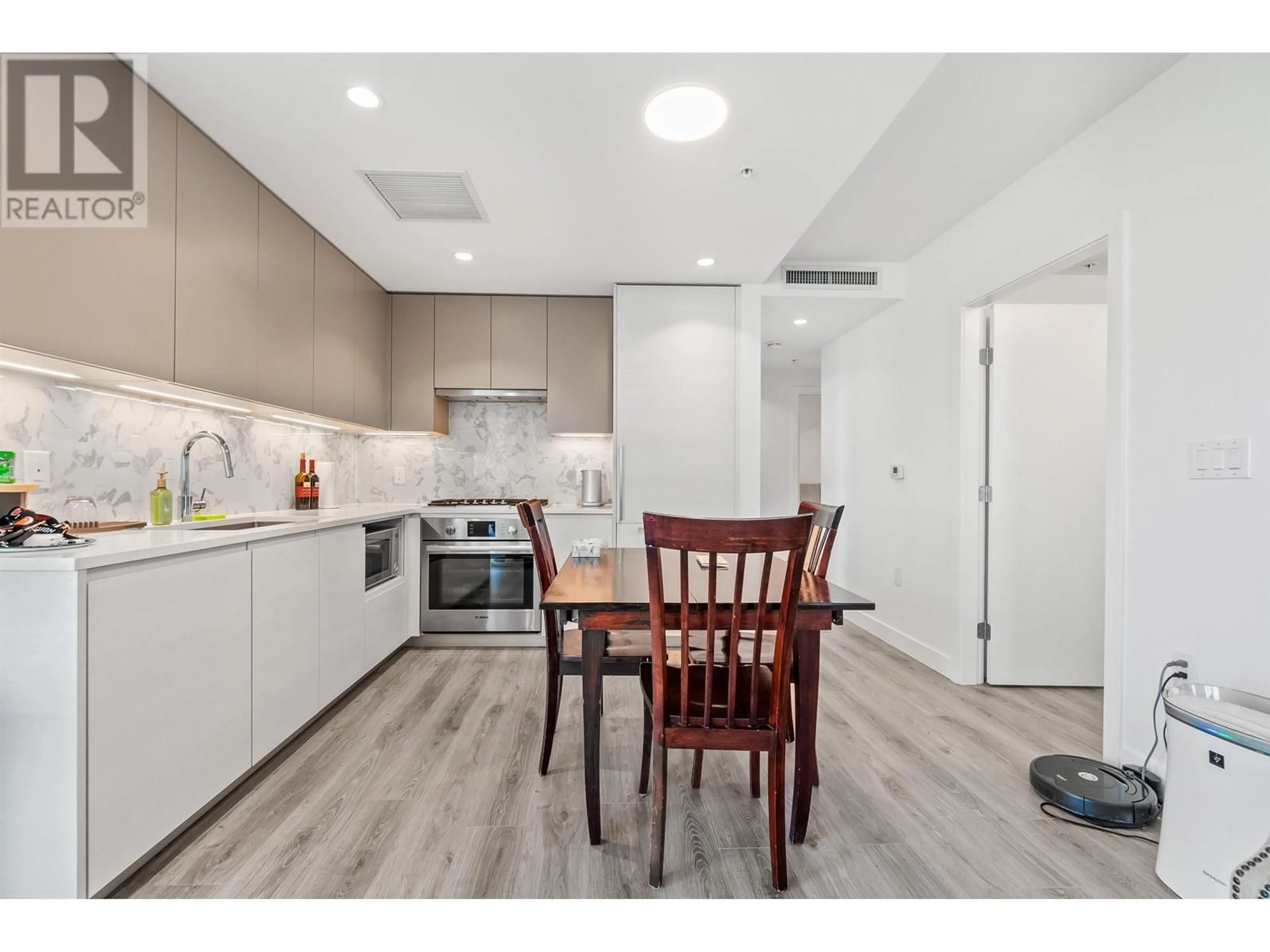 Standard kitchen, unknown for 502 - 8188 FRASER STREET, Vancouver British Columbia V5X0J8