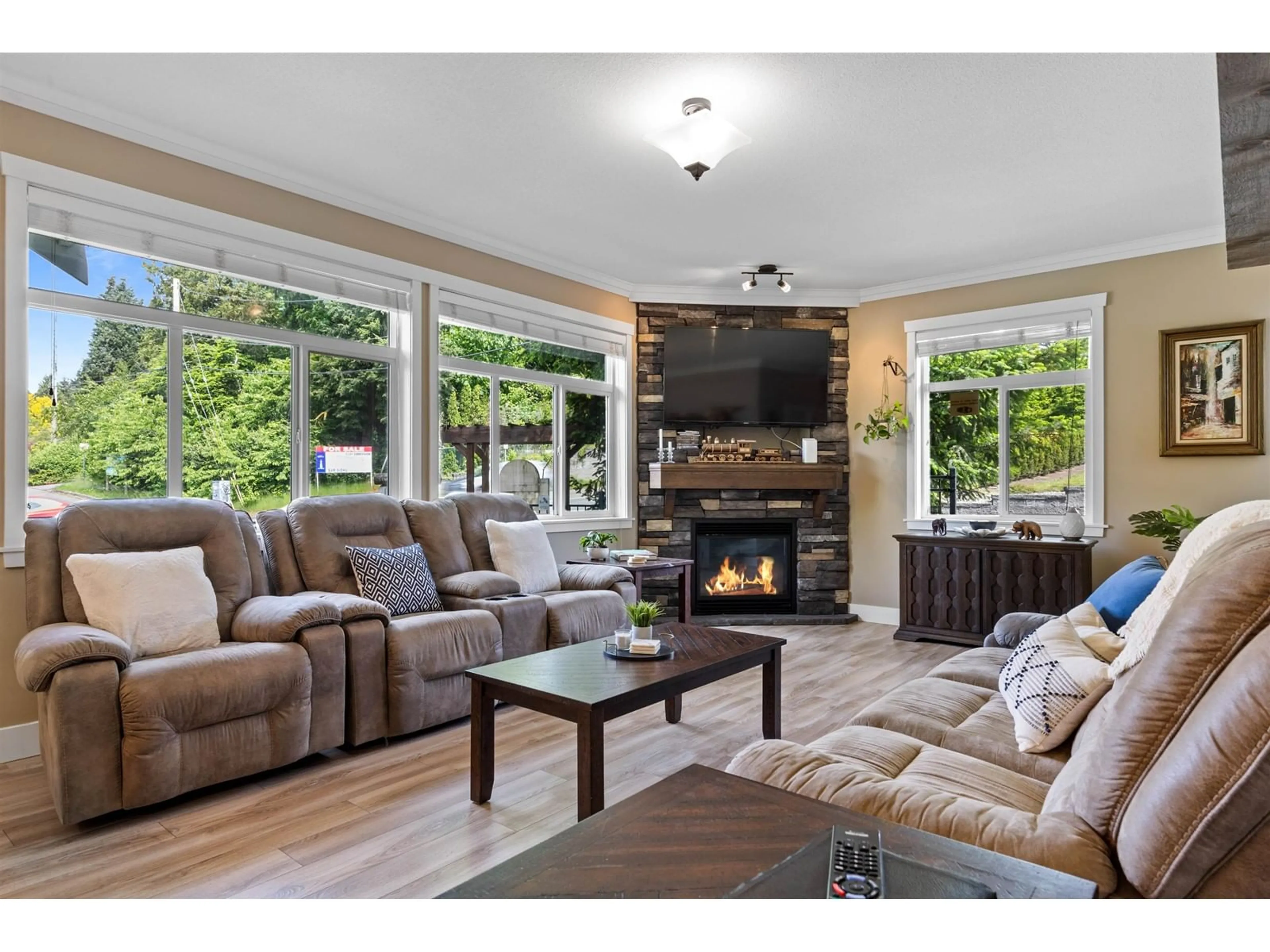 Living room with furniture, unknown for 3 - 34130 OLD YALE, Abbotsford British Columbia V2S0E6