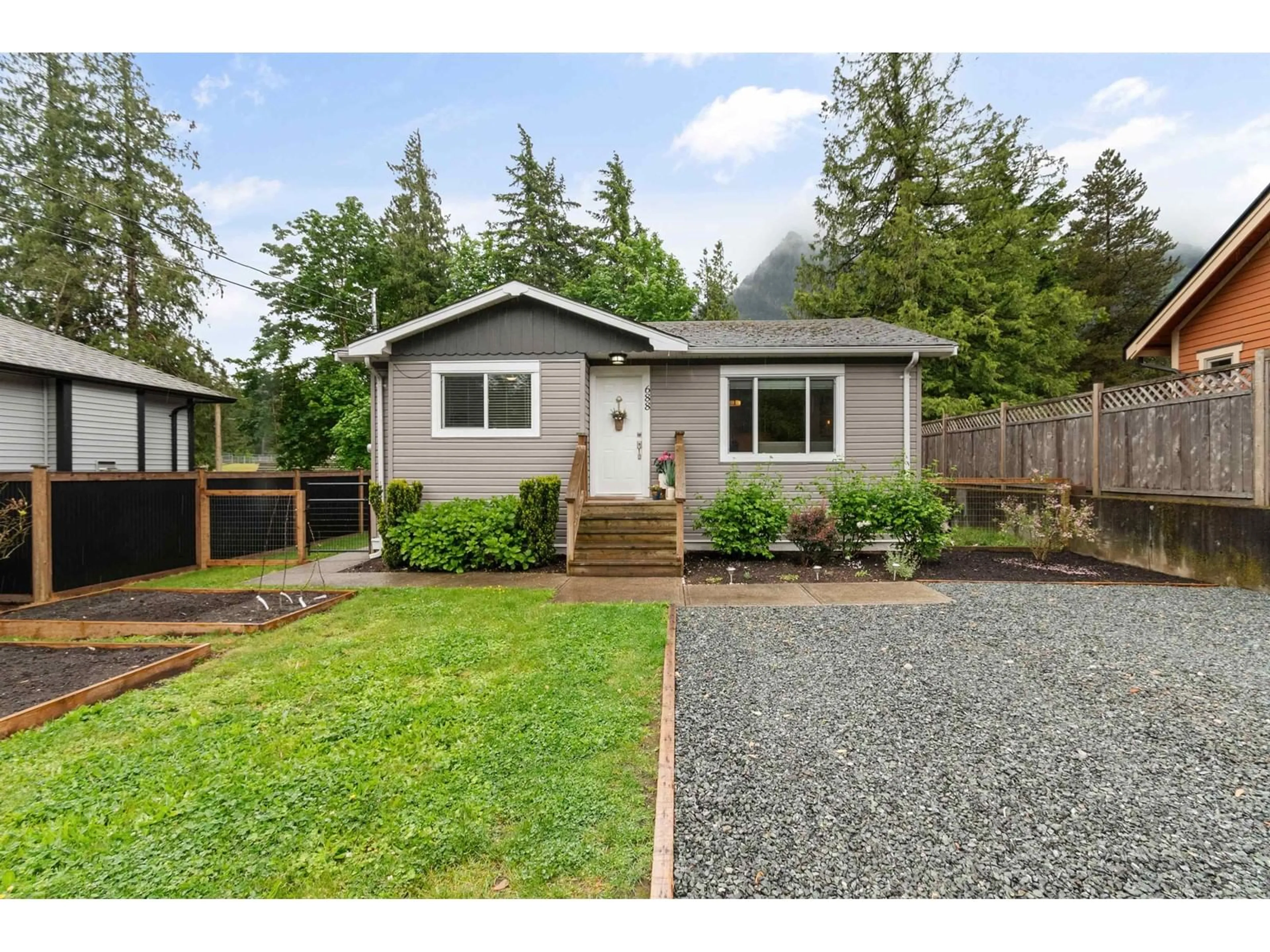 Home with vinyl exterior material, street for 688 HUDSON BAY STREET, Hope British Columbia V0X1L4