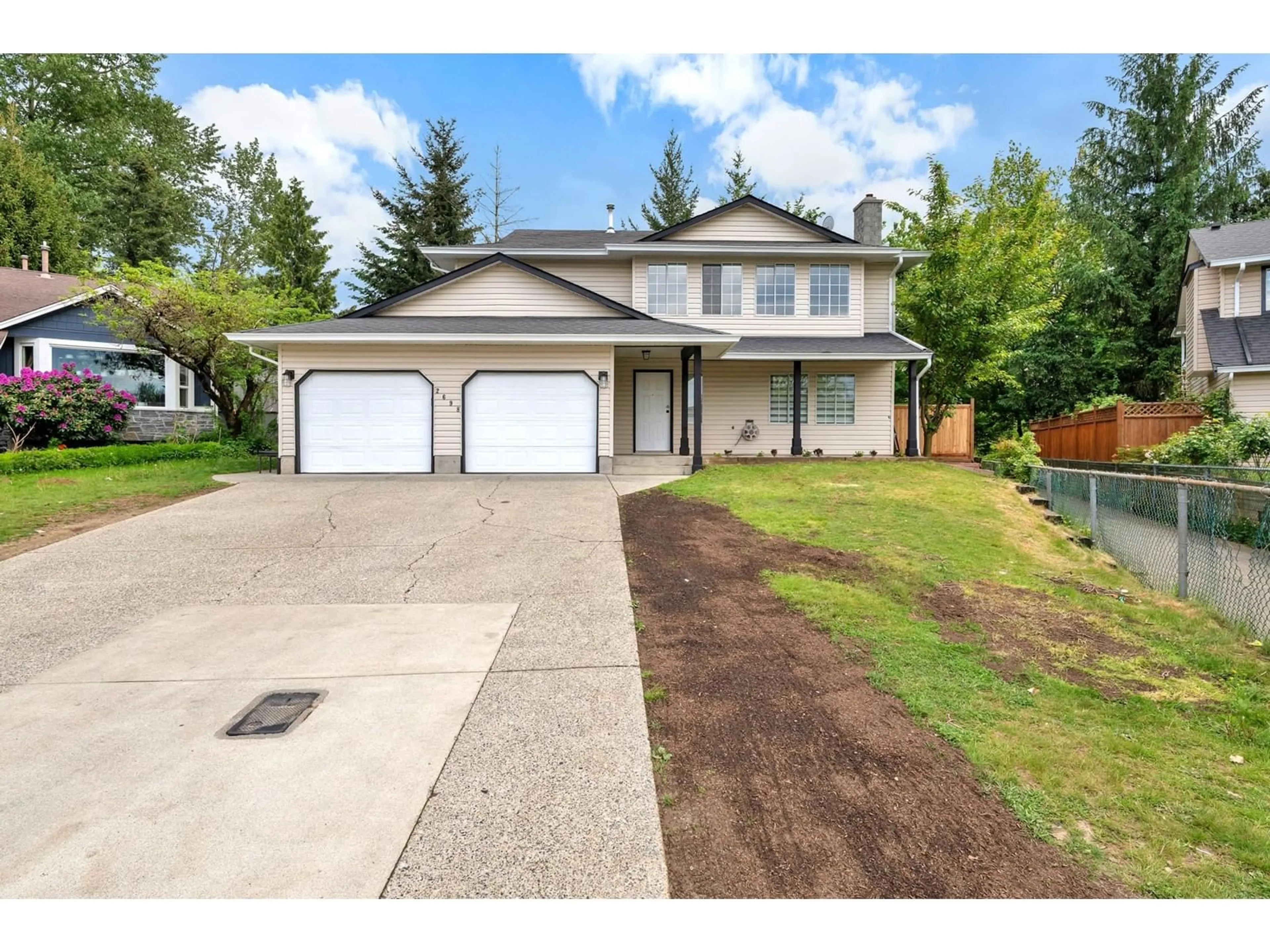 Home with vinyl exterior material, street for 2698 DEHAVILLAND, Abbotsford British Columbia V2T5L3