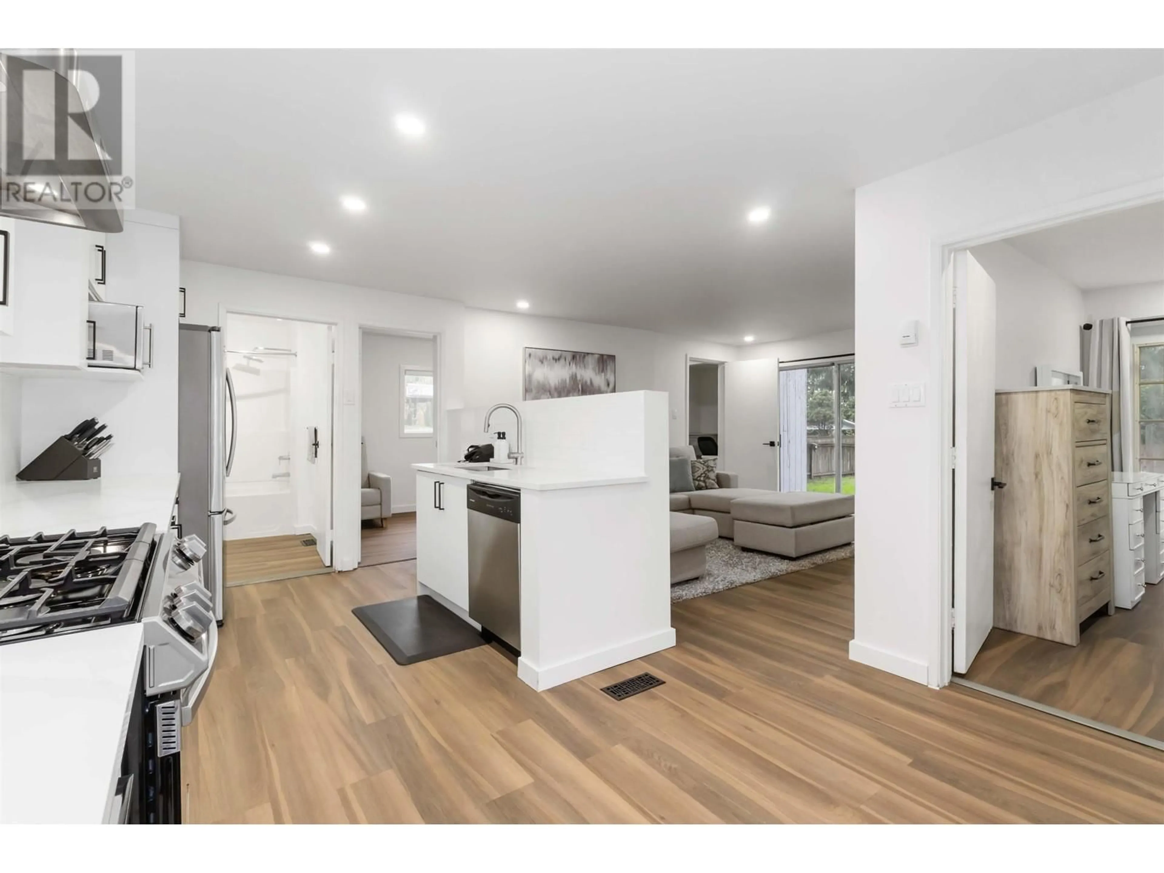 Open concept kitchen, wood/laminate floor for 11125 CHARLTON STREET, Maple Ridge British Columbia V2X1N5
