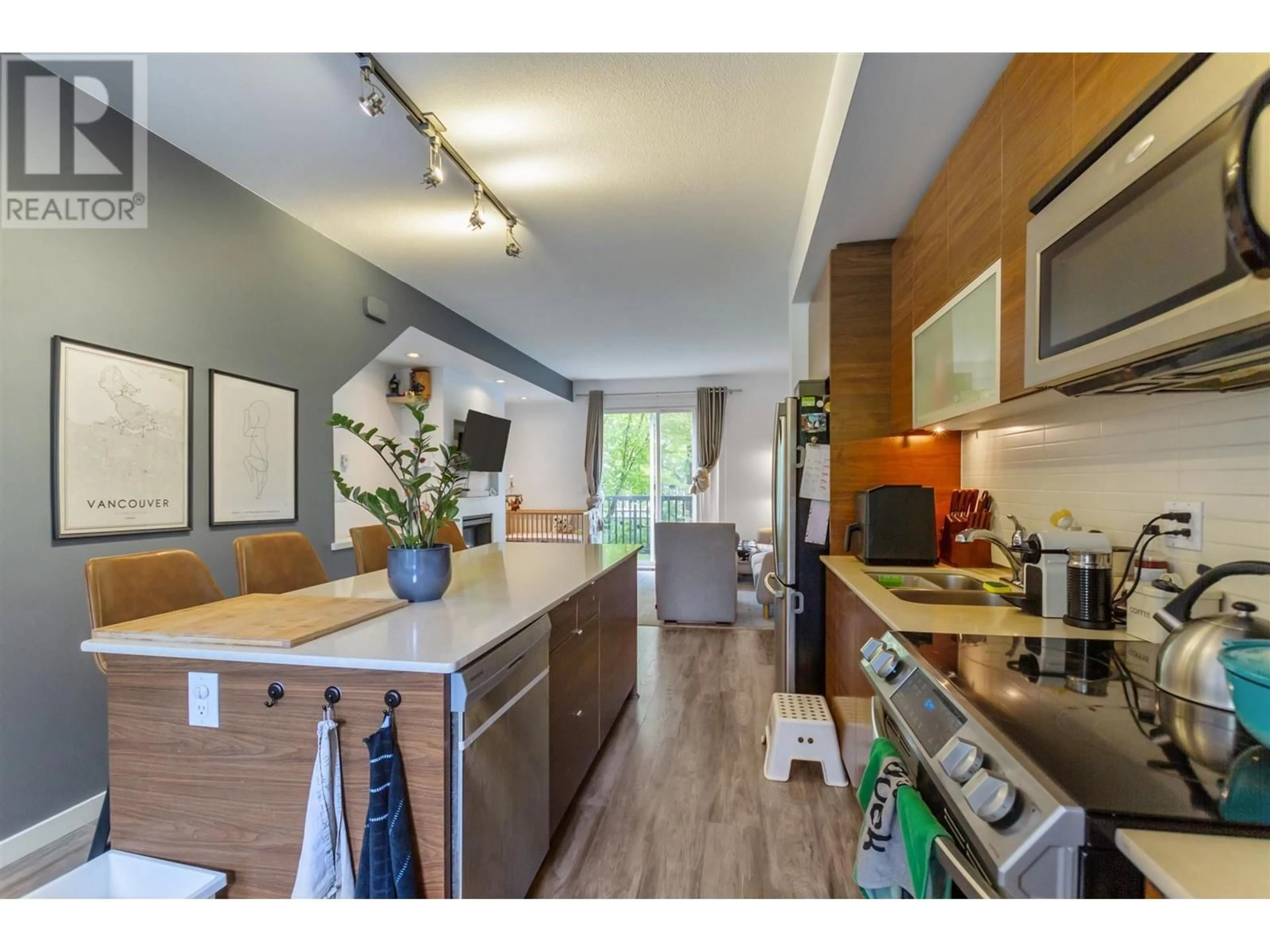Open concept kitchen, wood/laminate floor for 40 - 101 FRASER STREET, Port Moody British Columbia V3H0C6