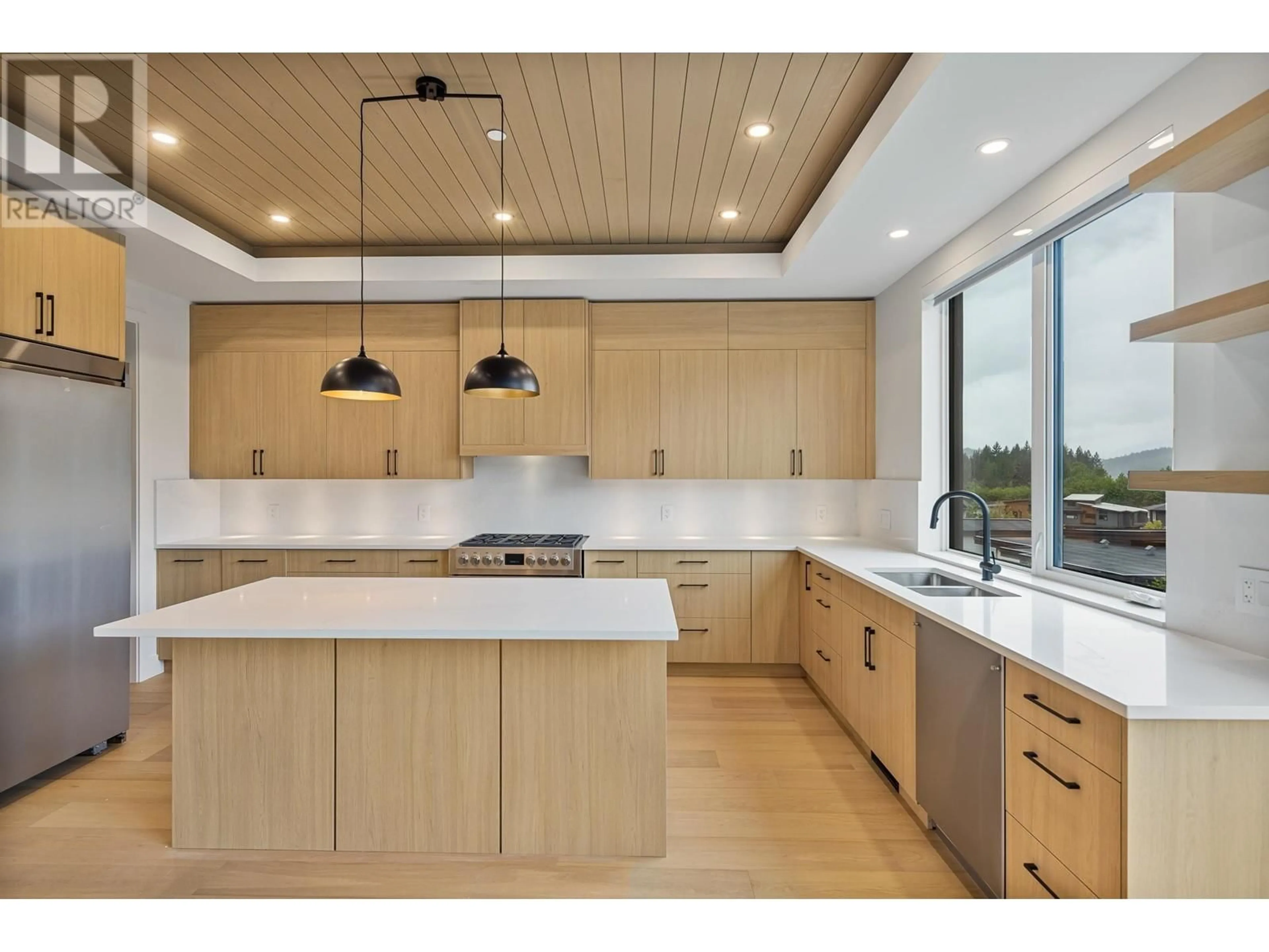 Contemporary kitchen, wood/laminate floor for 15 - 3385 MAMQUAM ROAD, Squamish British Columbia V8B0E3