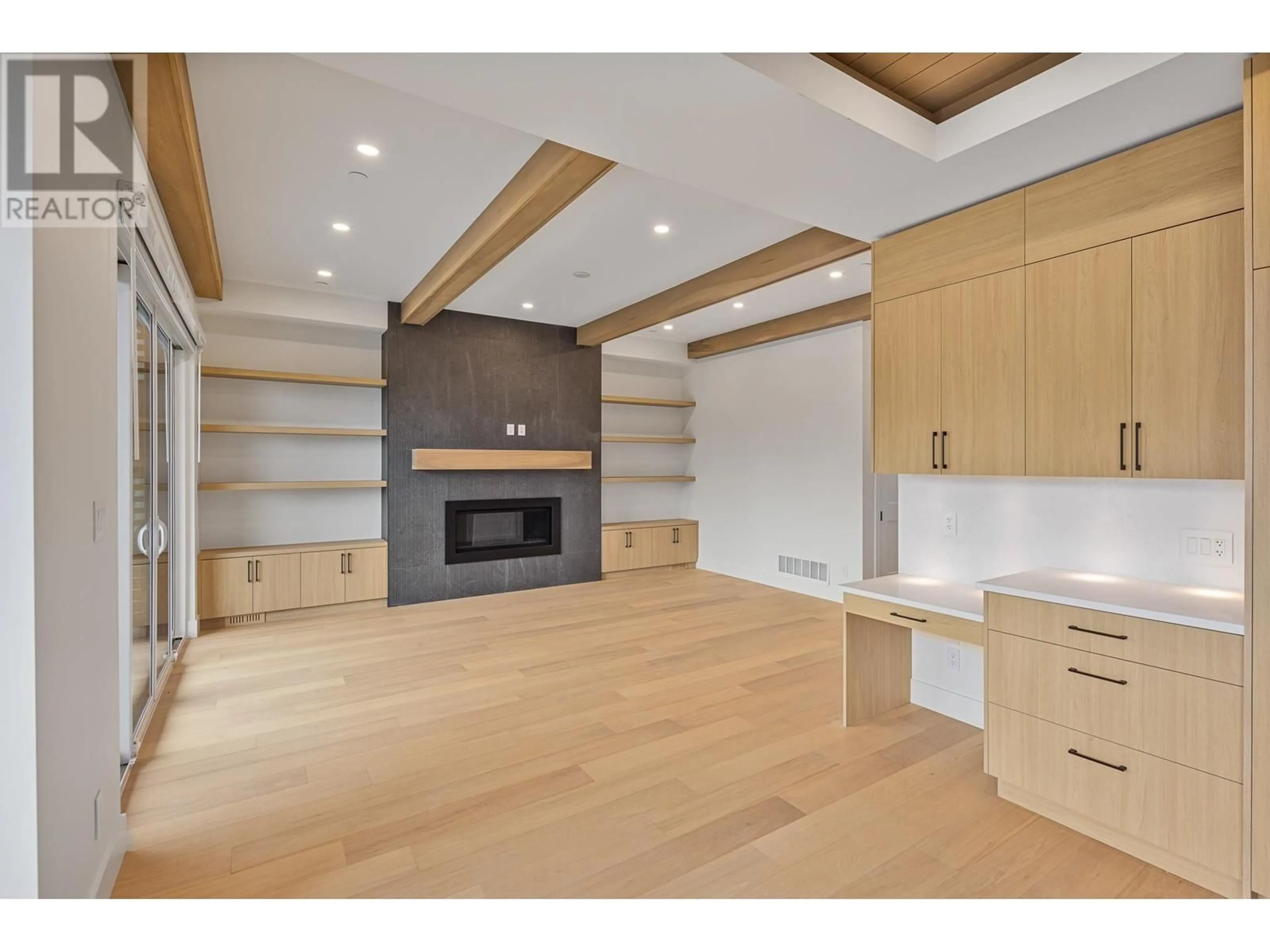 Open concept kitchen, wood/laminate floor for 15 - 3385 MAMQUAM ROAD, Squamish British Columbia V8B0E3