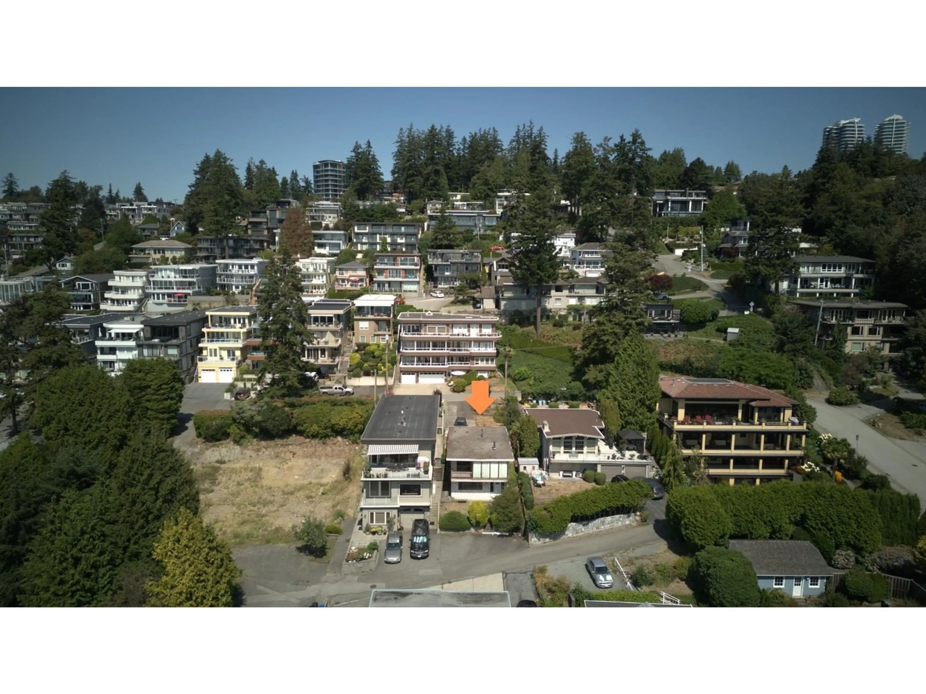 A pic from outside/outdoor area/front of a property/back of a property/a pic from drone, mountain view for 14870 PROSPECT, White Rock British Columbia V4B2B1