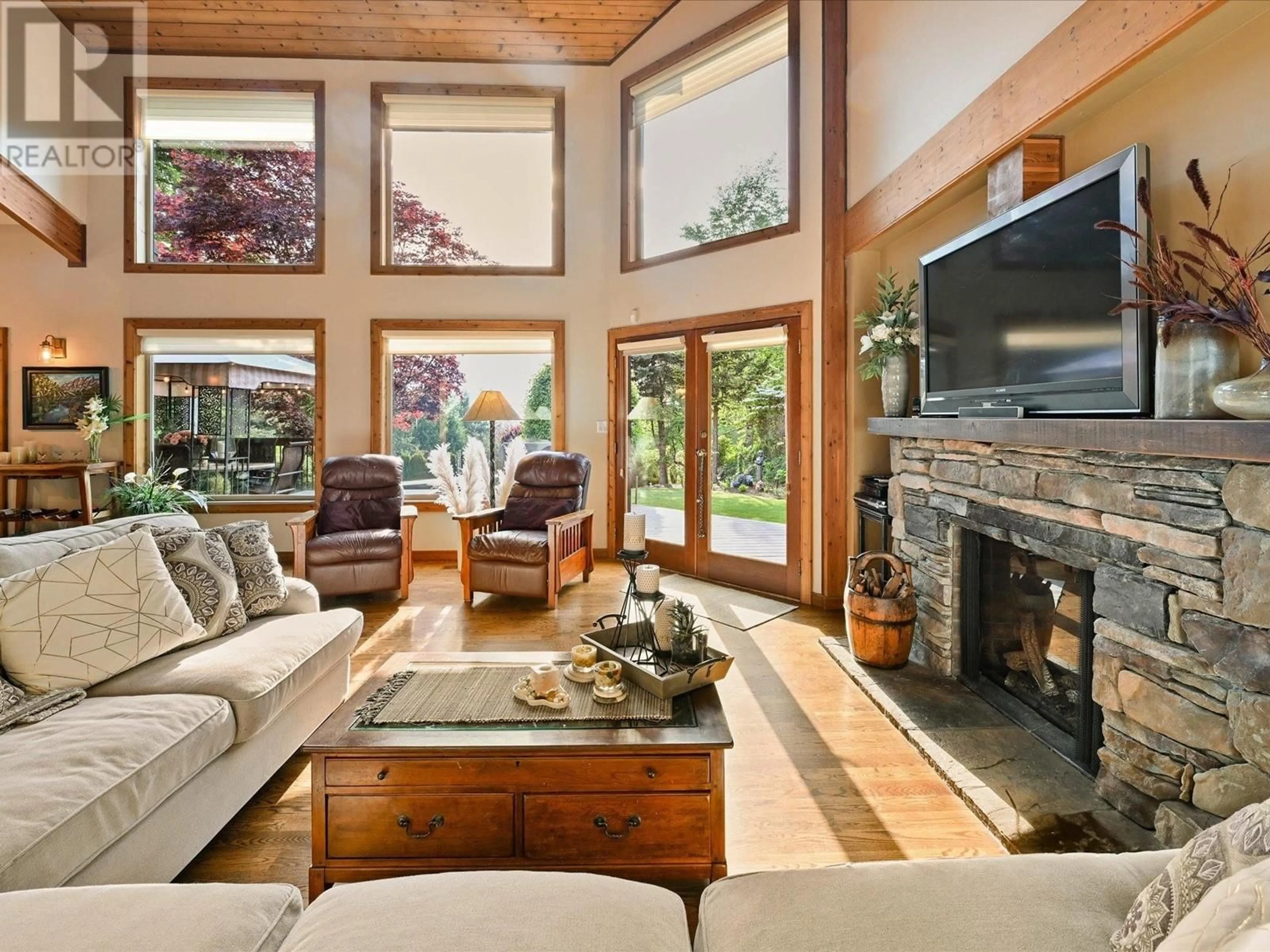 Living room with furniture, wood/laminate floor for 1074 GLACIER VIEW DRIVE, Squamish British Columbia V0N1T0