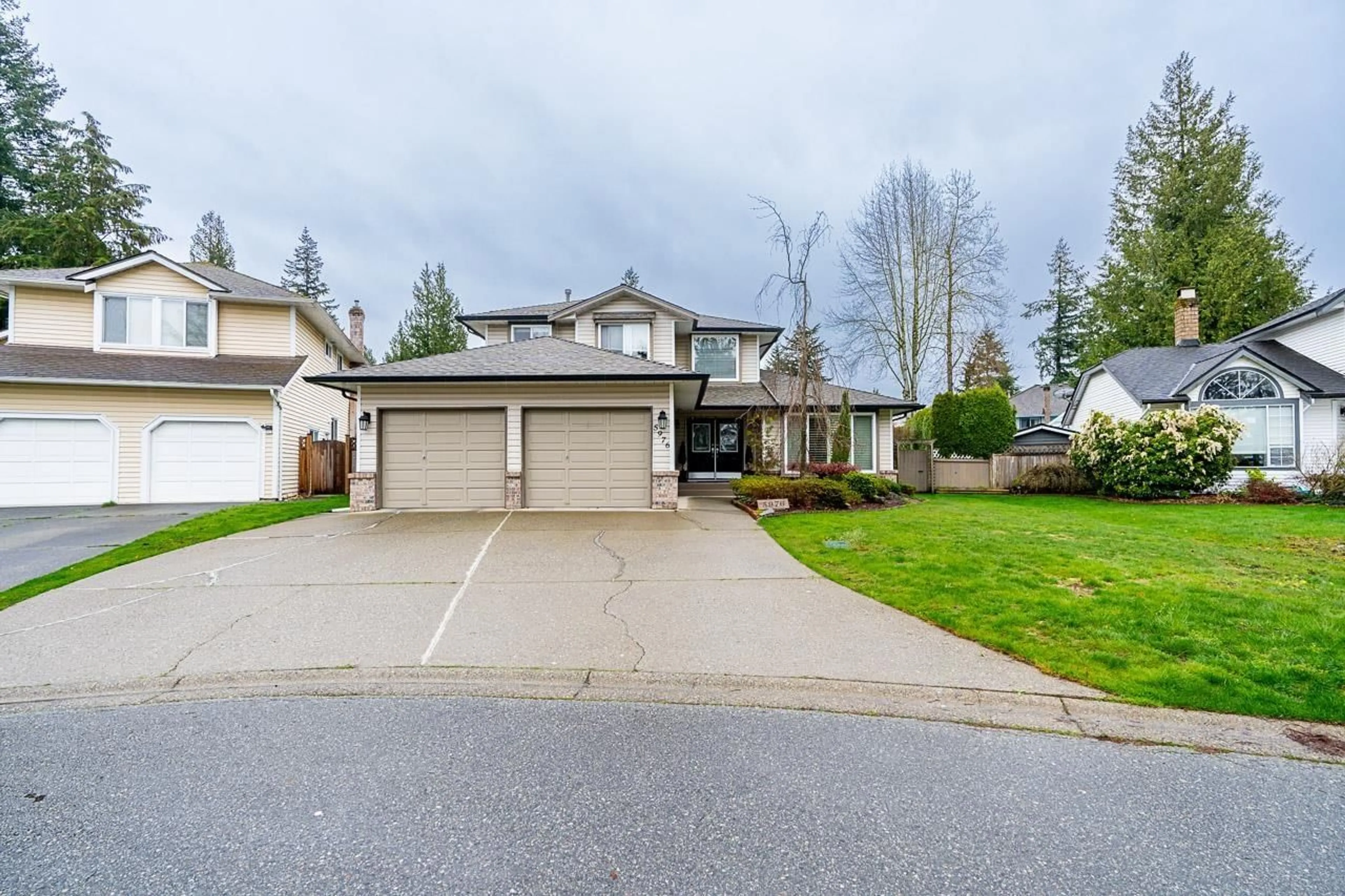 A pic from outside/outdoor area/front of a property/back of a property/a pic from drone, street for 5976 SOUTHPARK, Surrey British Columbia V3X2B9
