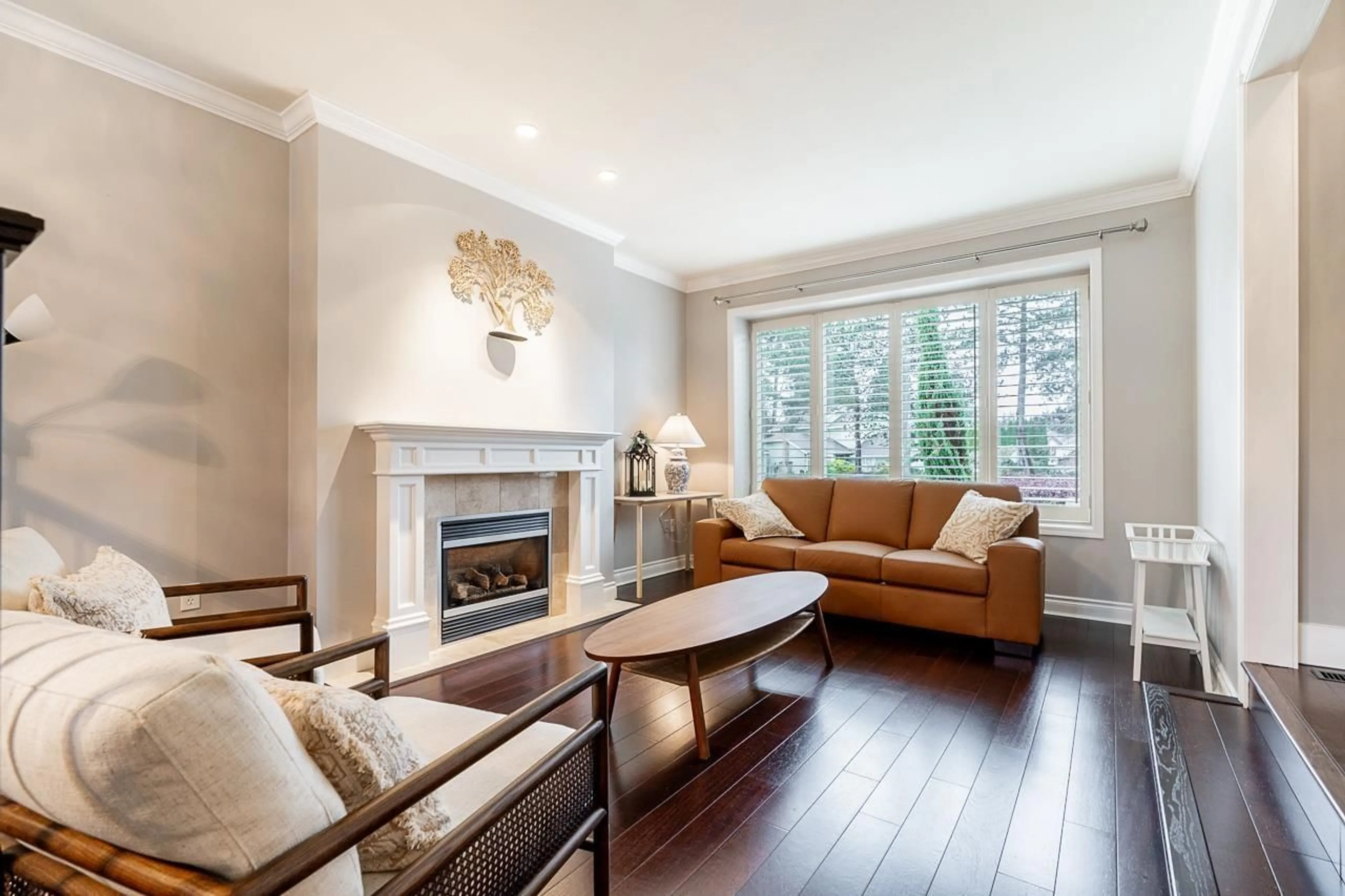 Living room with furniture, wood/laminate floor for 5976 SOUTHPARK, Surrey British Columbia V3X2B9
