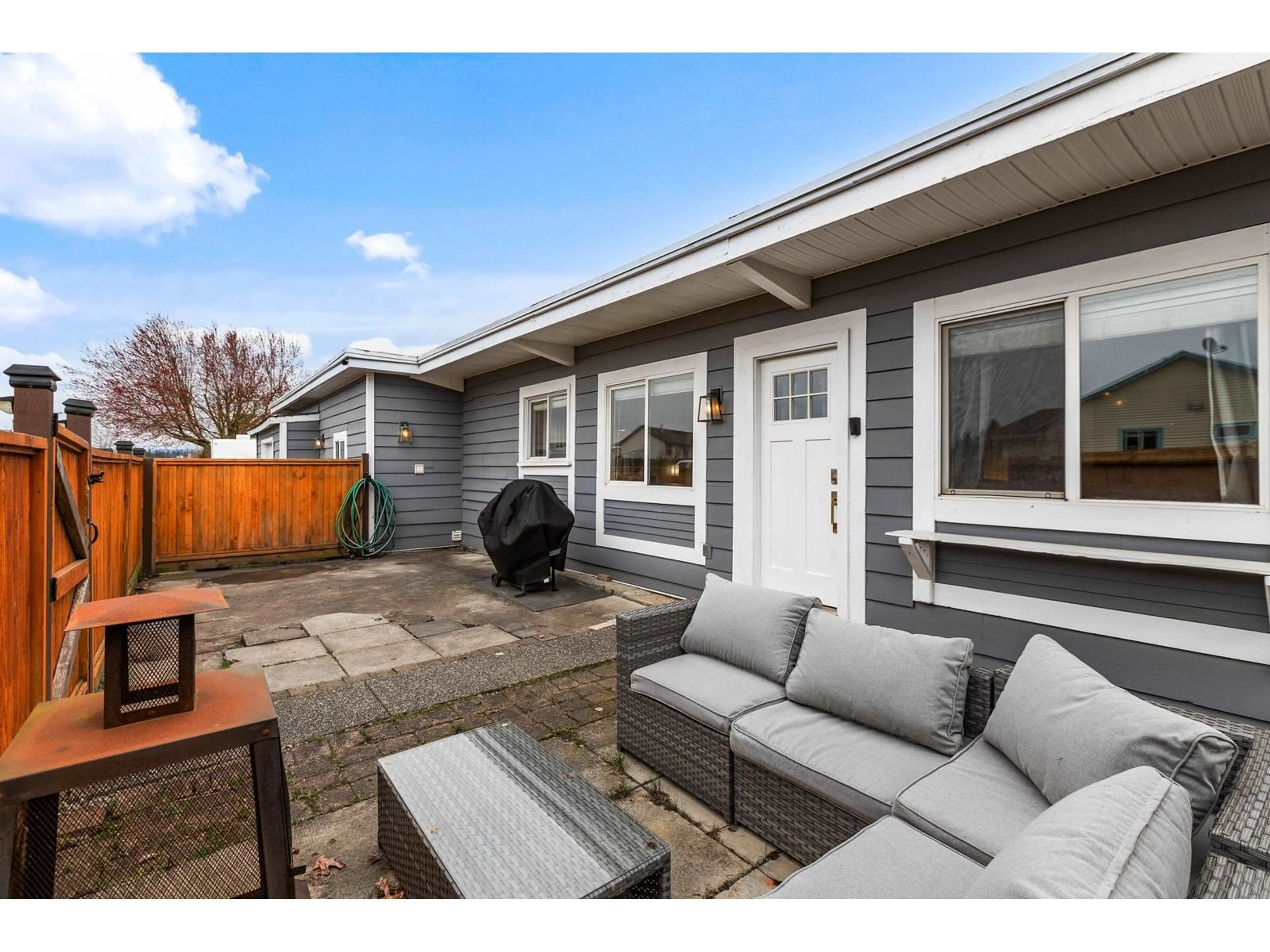 Home with vinyl exterior material, street for 34705 4, Abbotsford British Columbia V2S8B8
