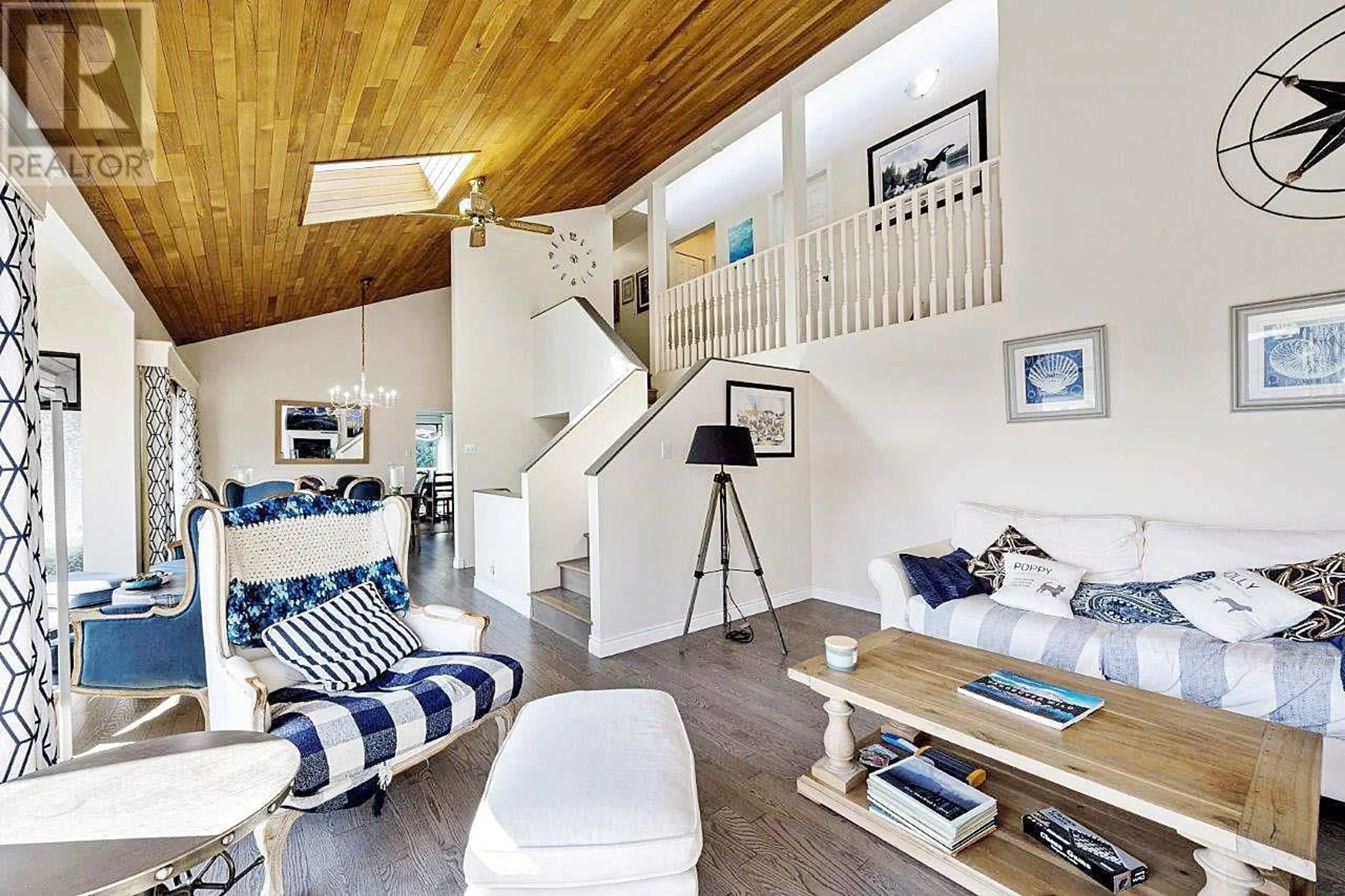 Living room with furniture, wood/laminate floor for 4114 RUSSELL COURT, North Vancouver British Columbia V7G2C5