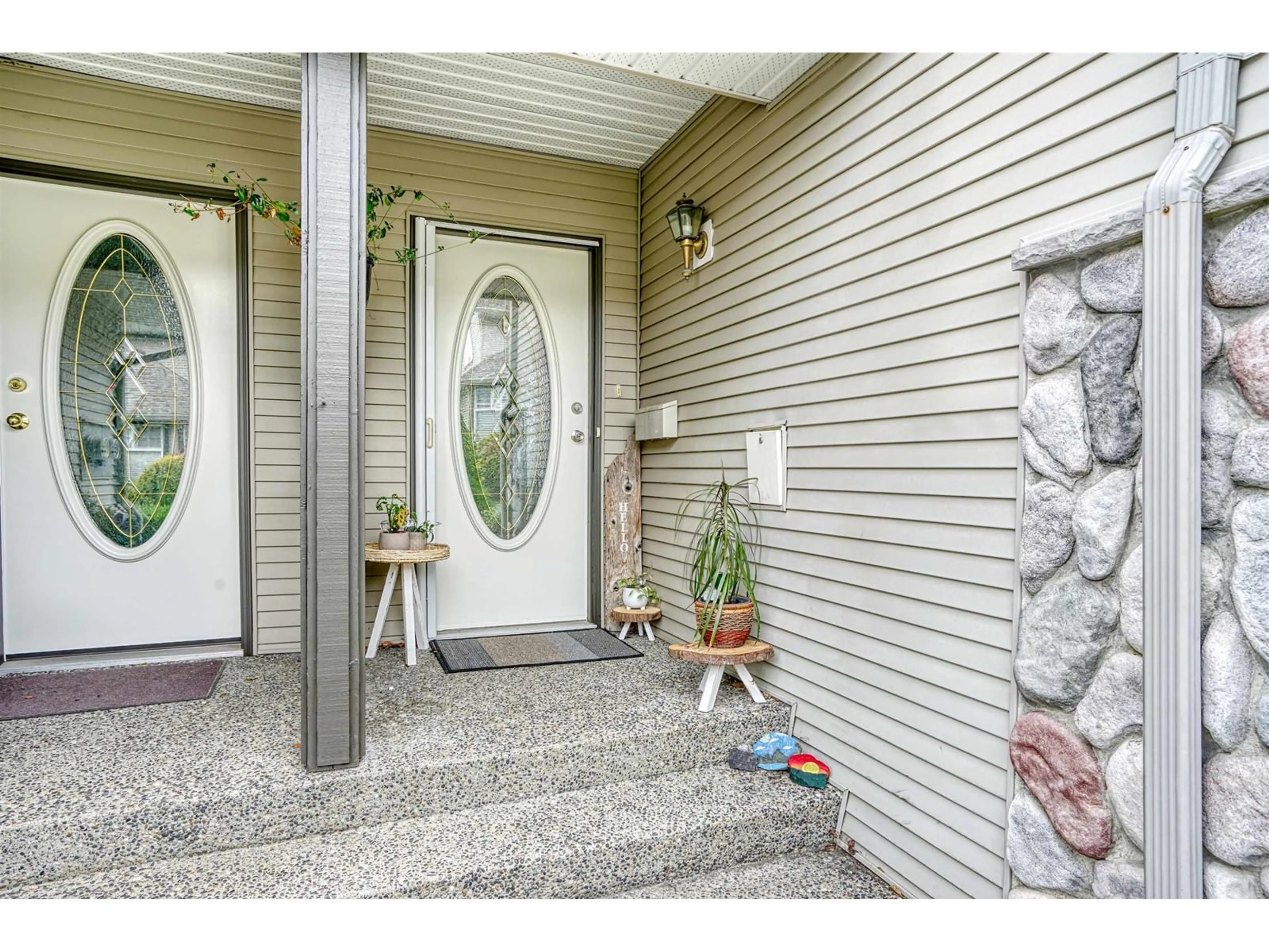 Indoor entryway for 54 - 46360 VALLEYVIEW ROAD, Chilliwack British Columbia V2R5L7