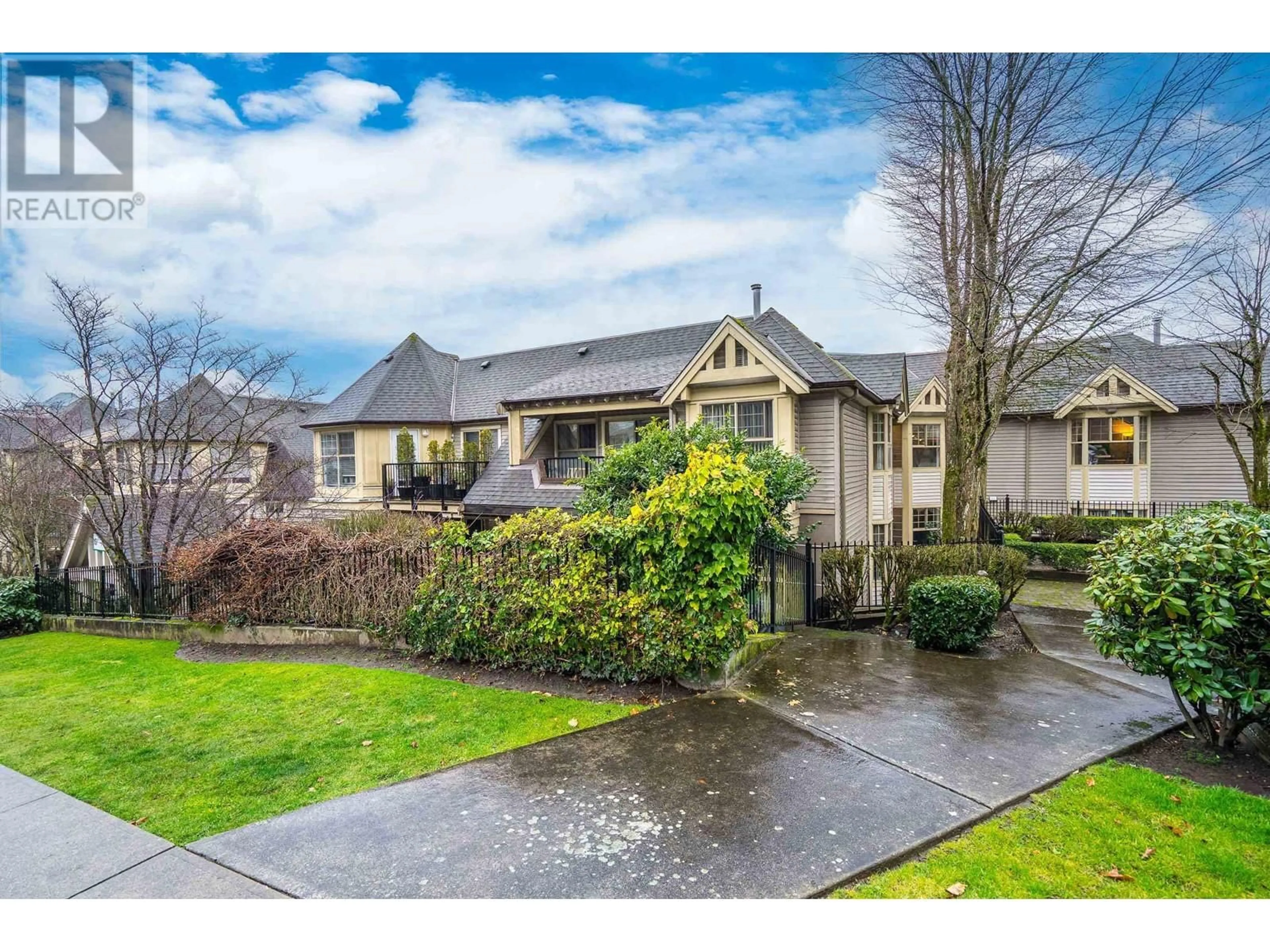 A pic from outside/outdoor area/front of a property/back of a property/a pic from drone, street for 415 - 214 ELEVENTH STREET, New Westminster British Columbia V3M4C9