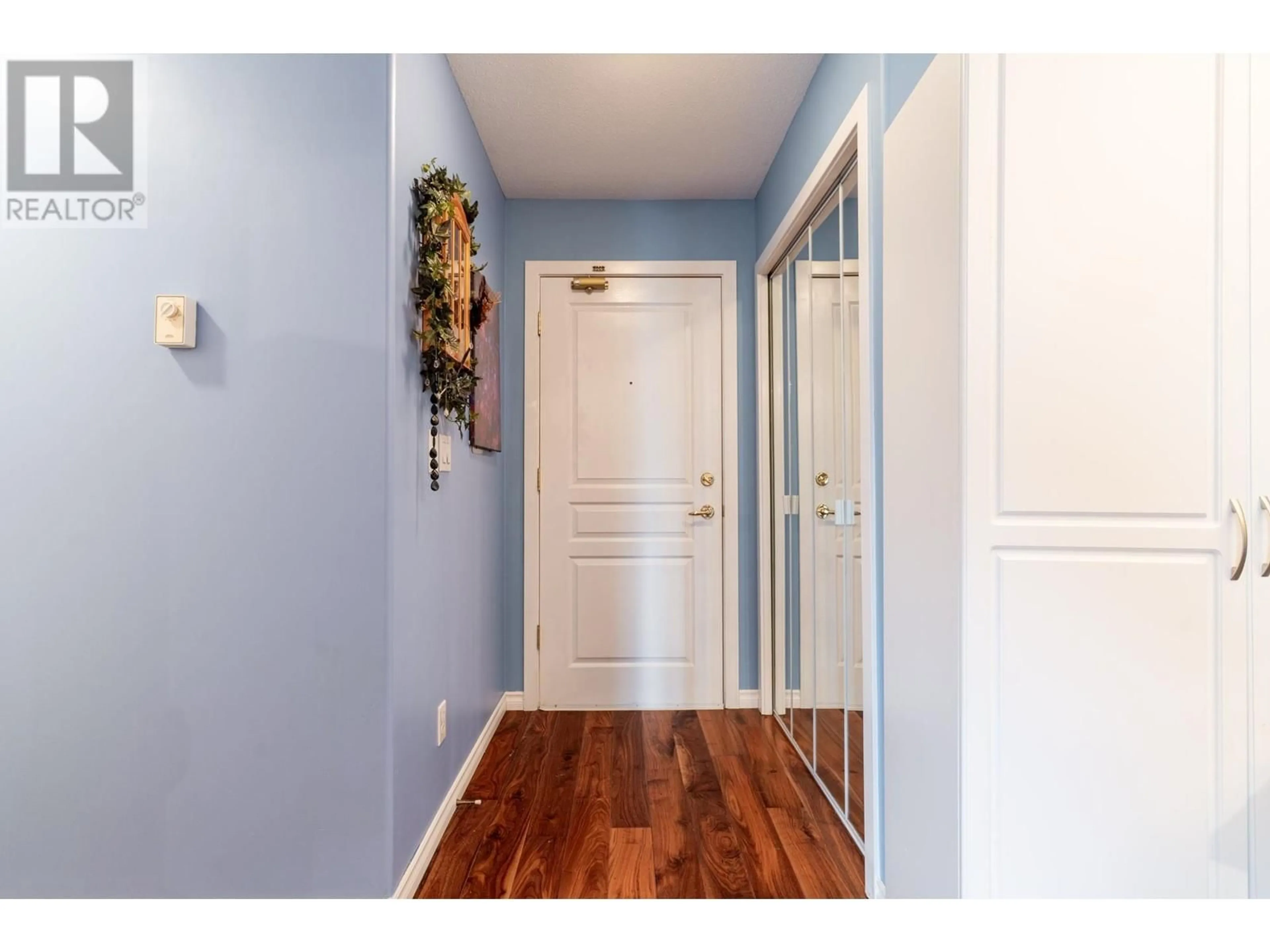 Indoor entryway for 415 - 214 ELEVENTH STREET, New Westminster British Columbia V3M4C9