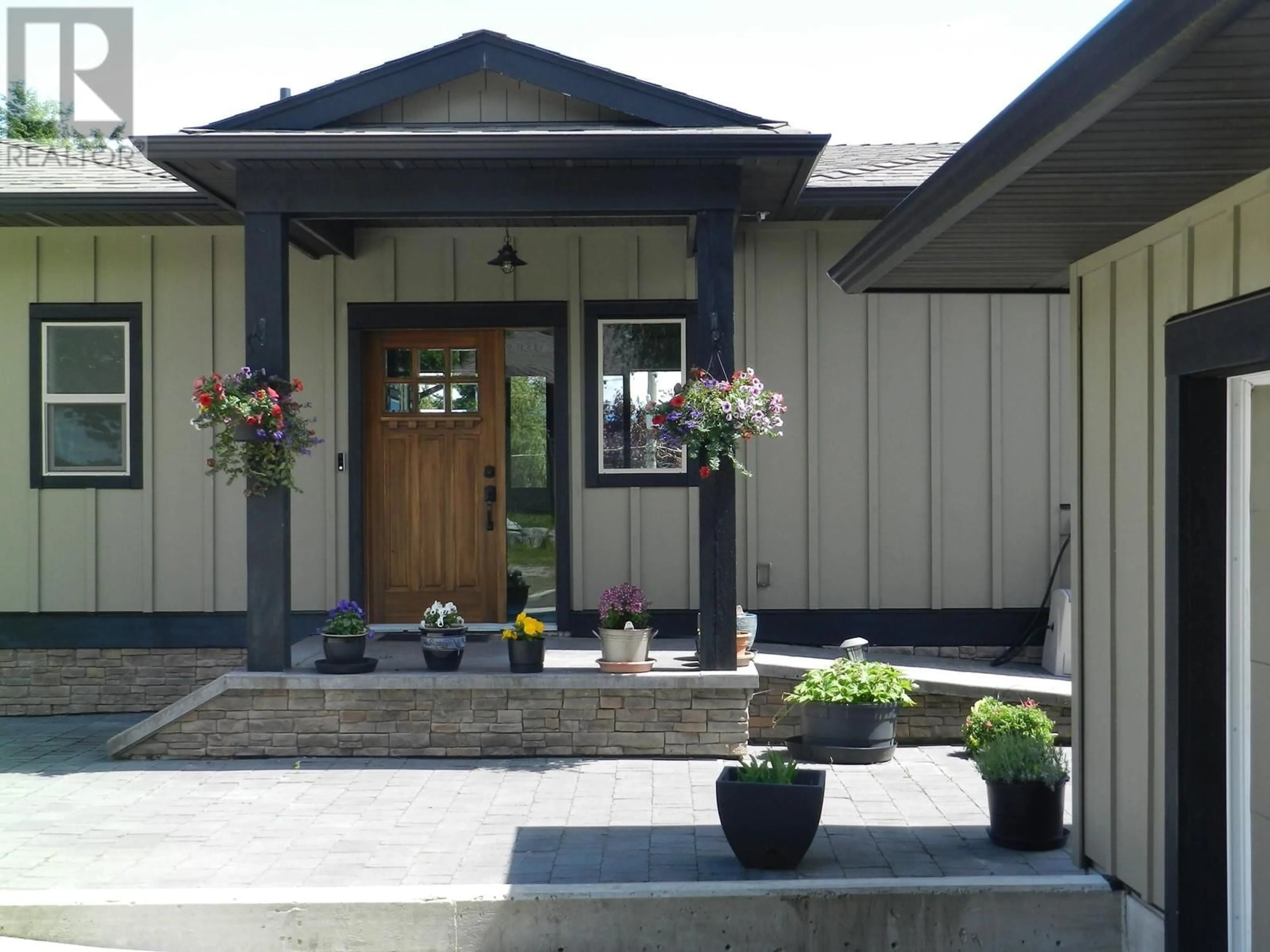 Indoor entryway for 659-661 GIBSONS WAY, Gibsons British Columbia V0N1V9