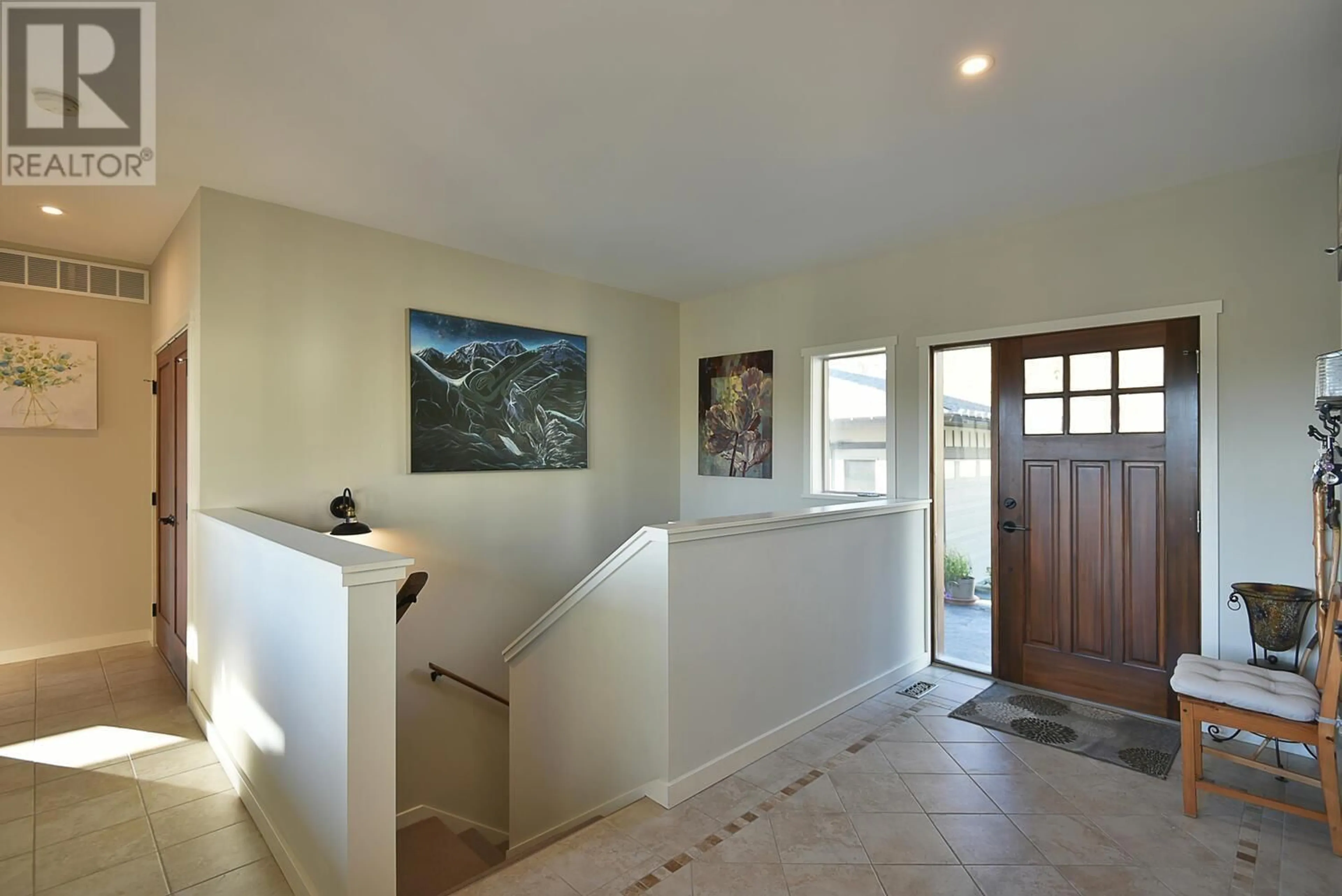 Indoor entryway for 659-661 GIBSONS WAY, Gibsons British Columbia V0N1V9
