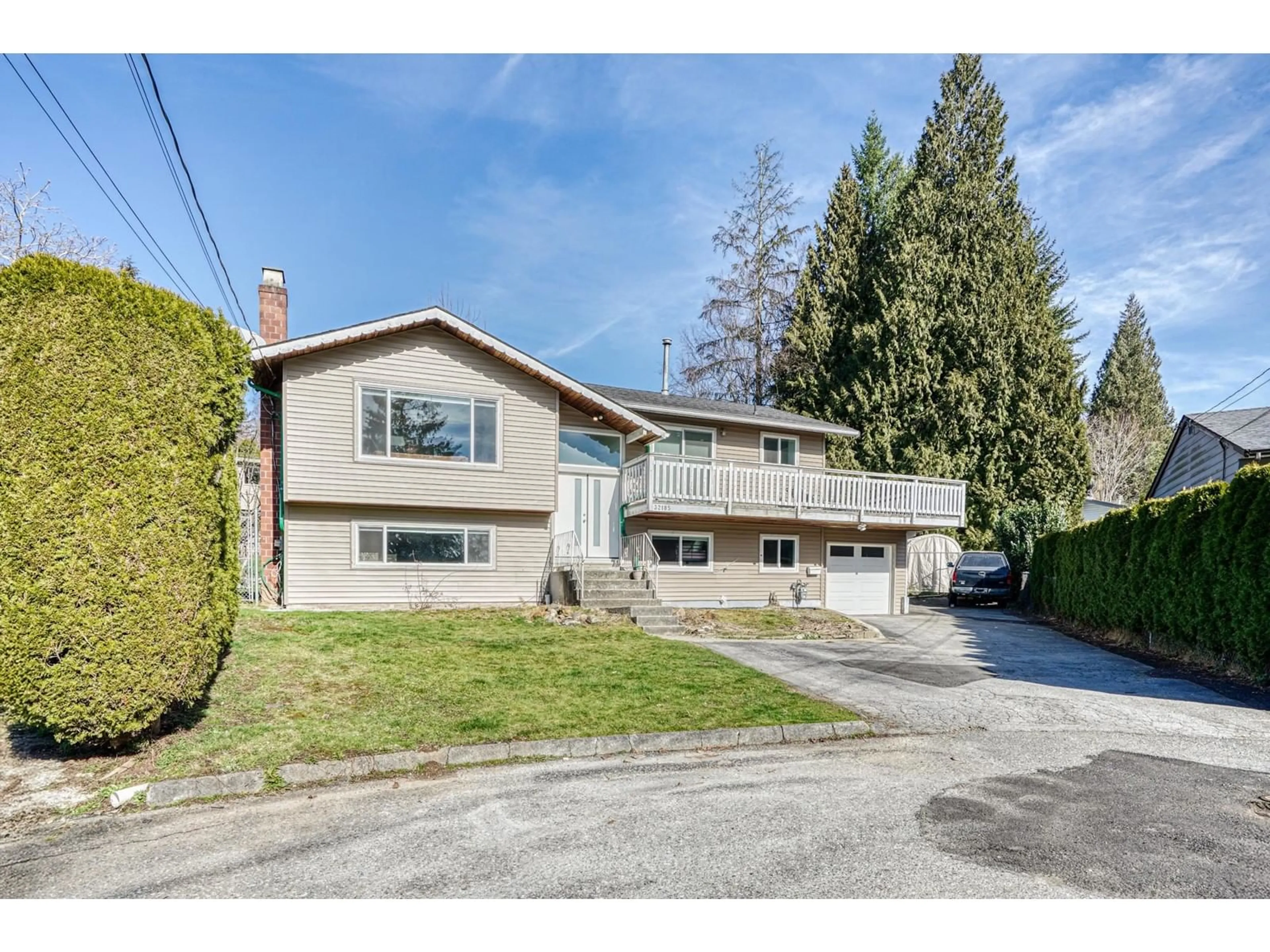 A pic from outside/outdoor area/front of a property/back of a property/a pic from drone, street for 32185 EAGLE, Mission British Columbia V2V3H3