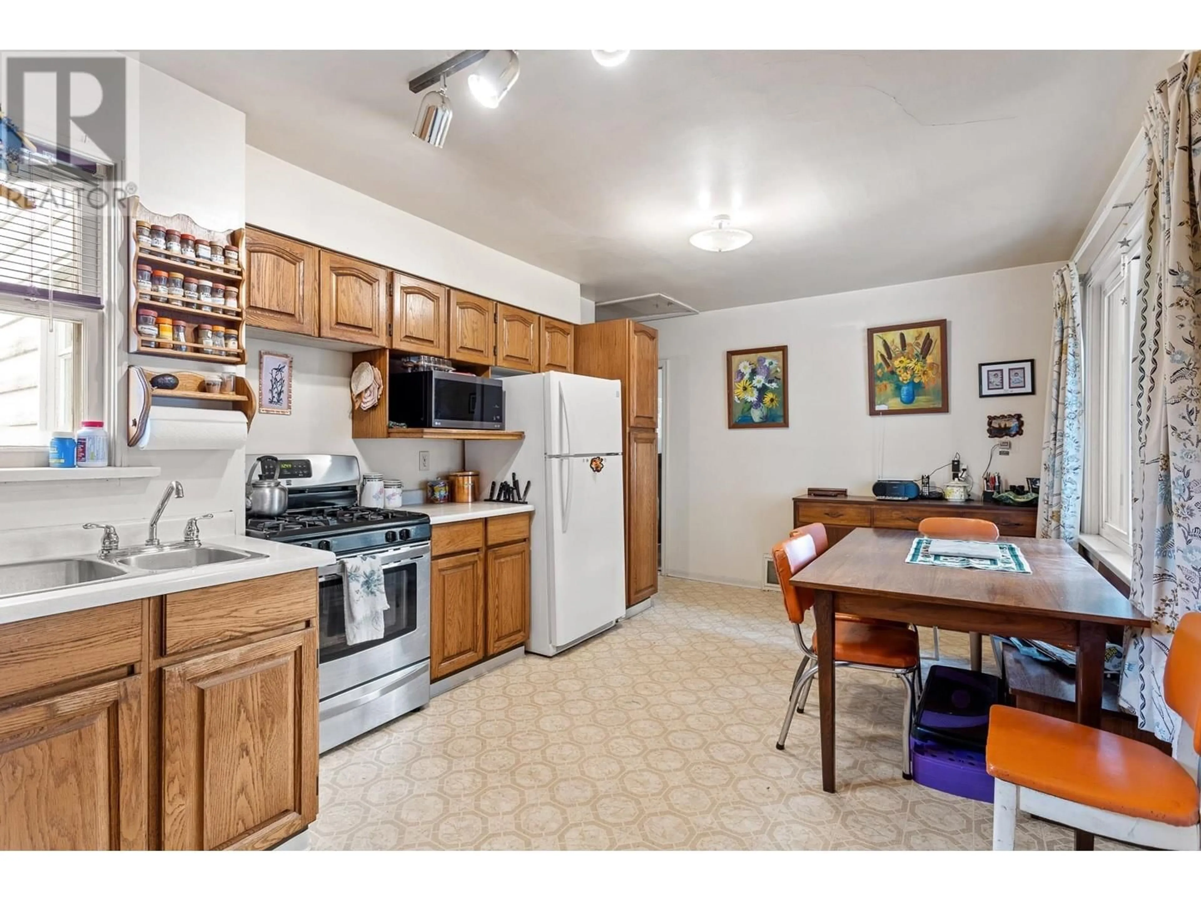 Standard kitchen, ceramic/tile floor for 317 HOLMES STREET, New Westminster British Columbia V3L4X6