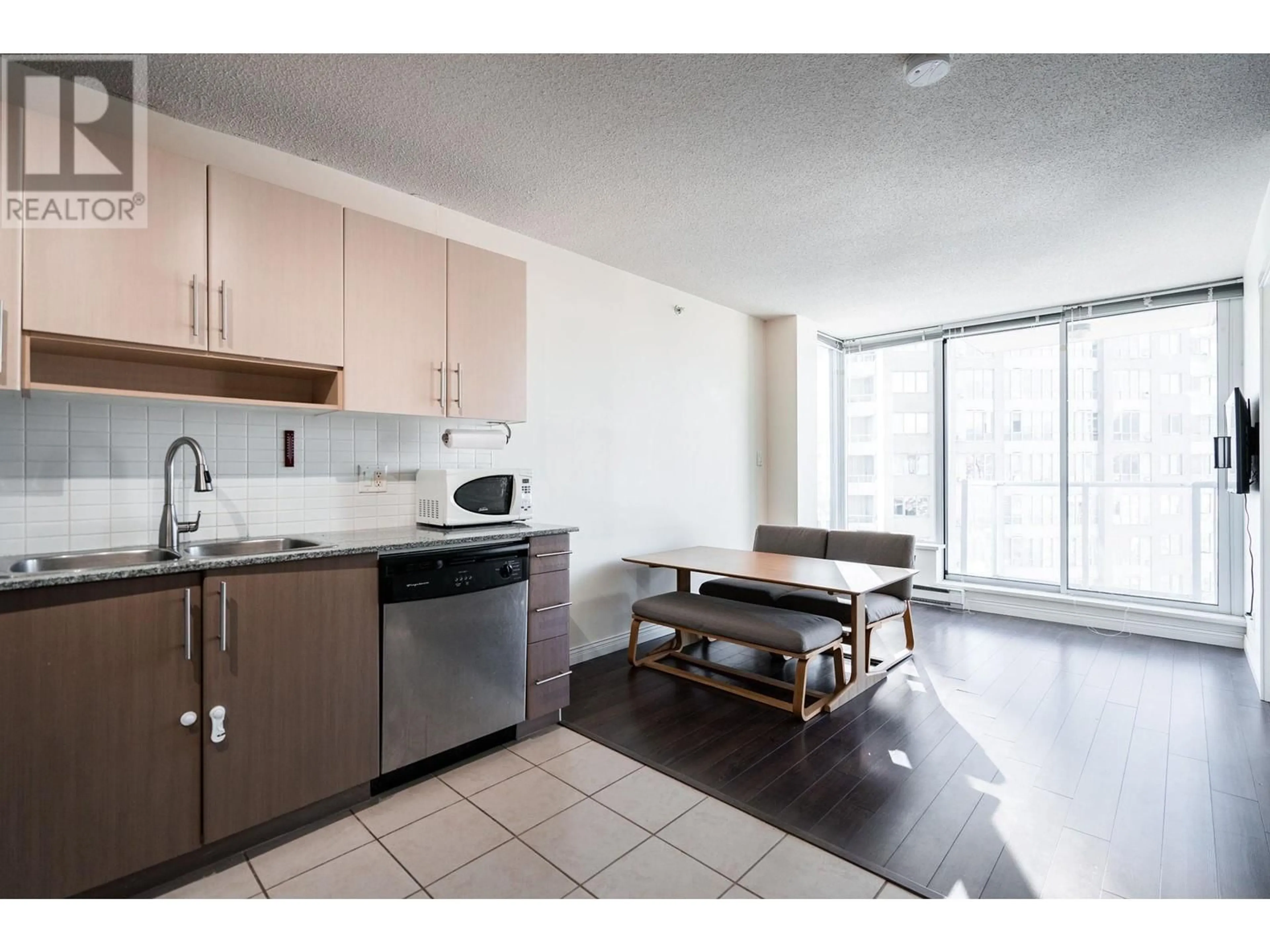 Standard kitchen, unknown for 1903 - 550 TAYLOR STREET, Vancouver British Columbia V6B1R1