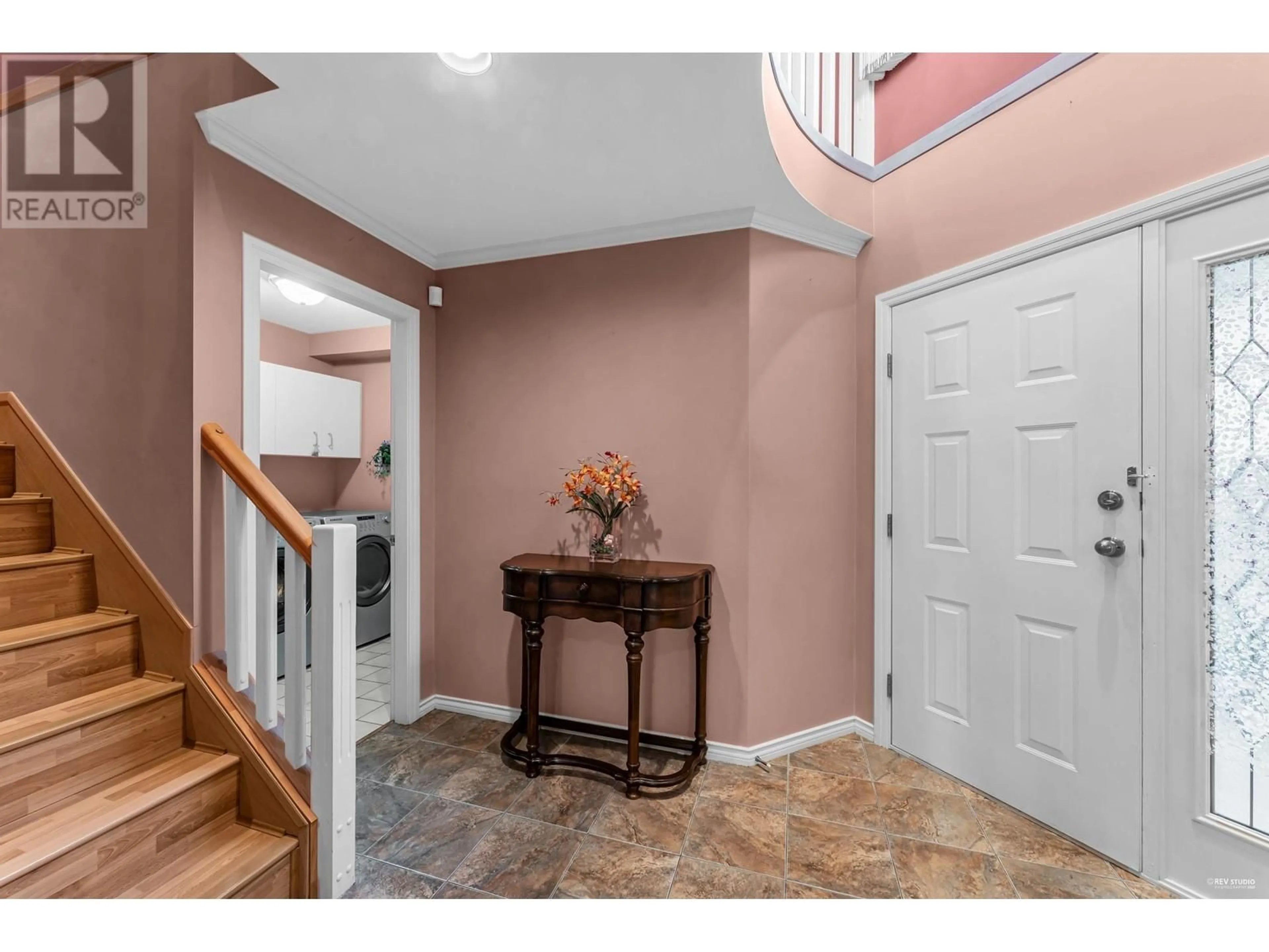 Indoor entryway for 6 - 8151 GARDEN CITY ROAD, Richmond British Columbia V6Y2P1