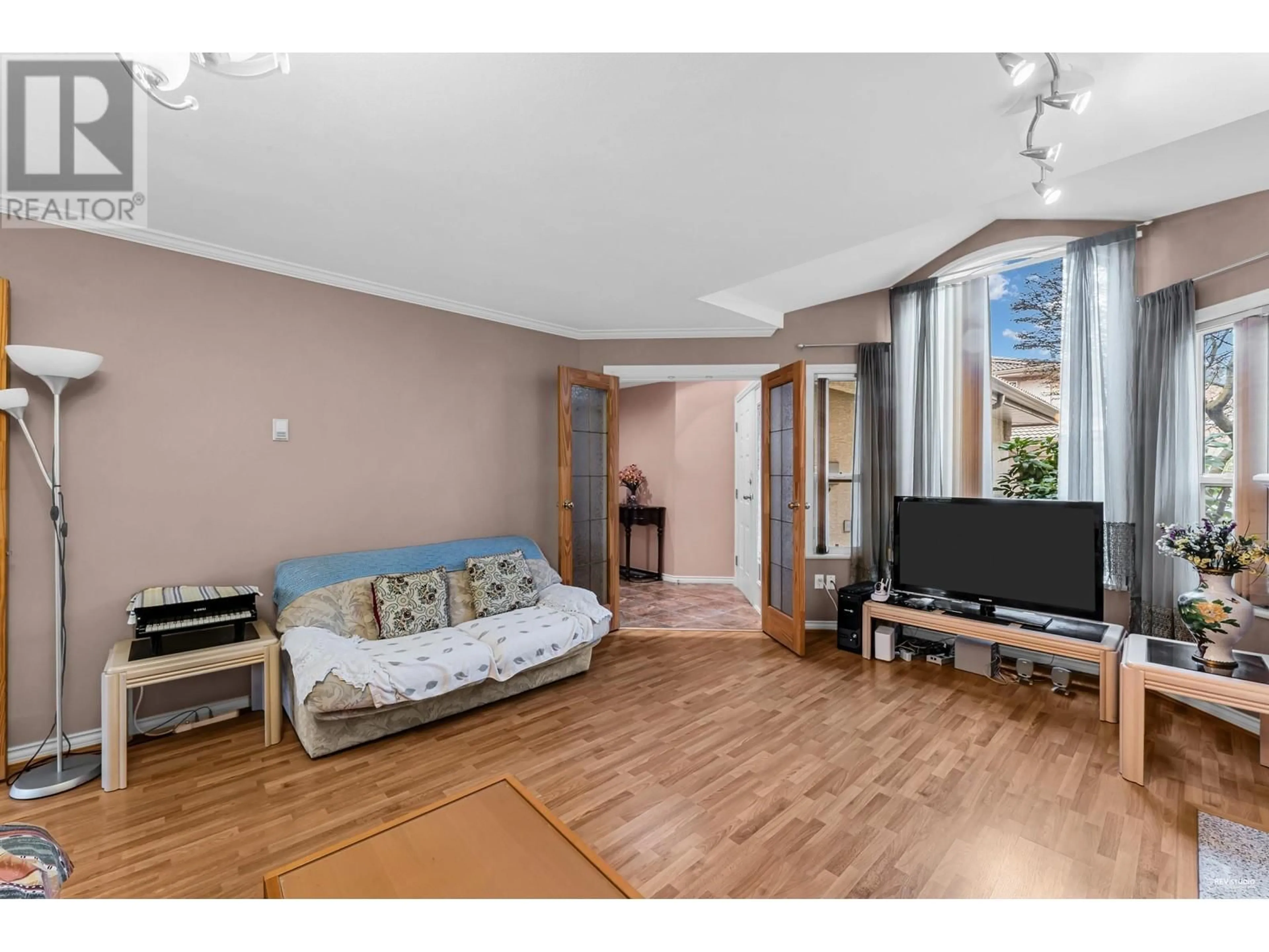 Living room with furniture, wood/laminate floor for 6 - 8151 GARDEN CITY ROAD, Richmond British Columbia V6Y2P1