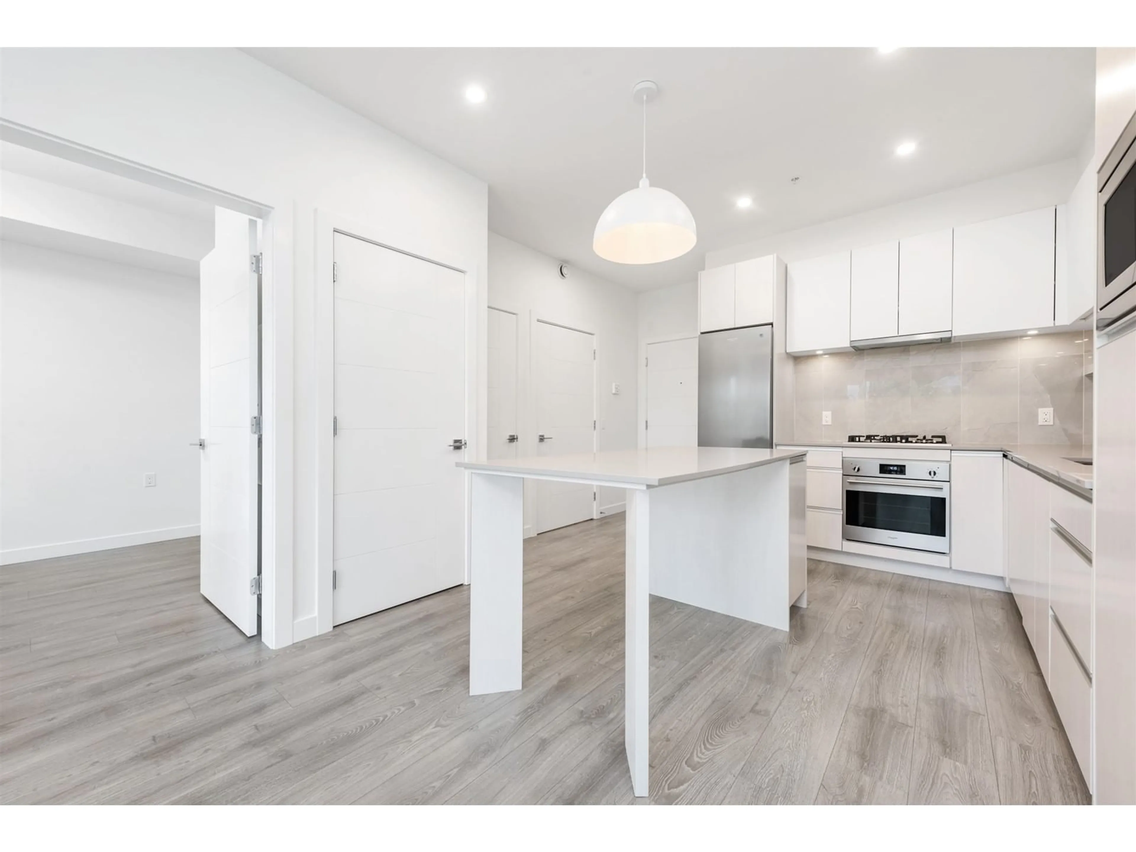 Open concept kitchen, wood/laminate floor for 506 - 14225 103A, Surrey British Columbia V3T0E1