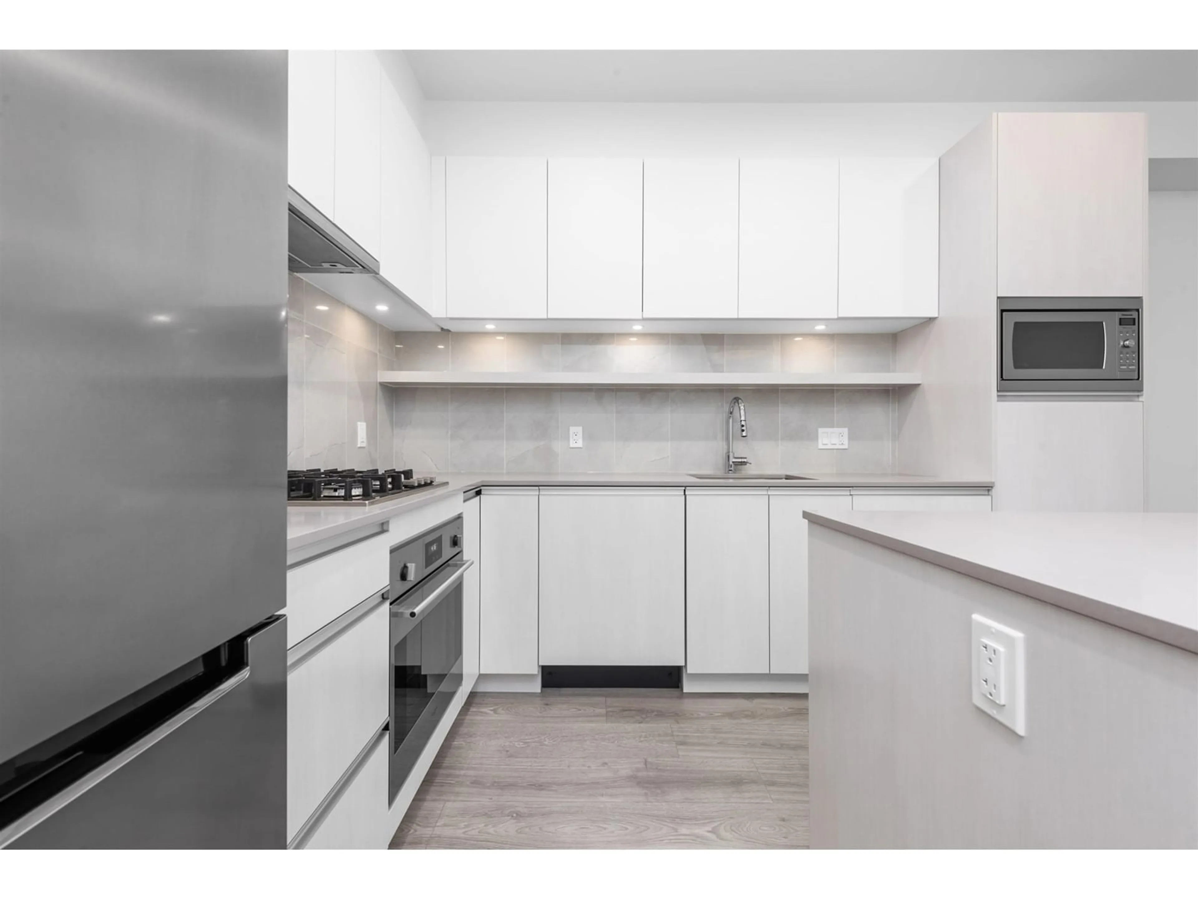 Standard kitchen, unknown for 506 - 14225 103A, Surrey British Columbia V3T0E1