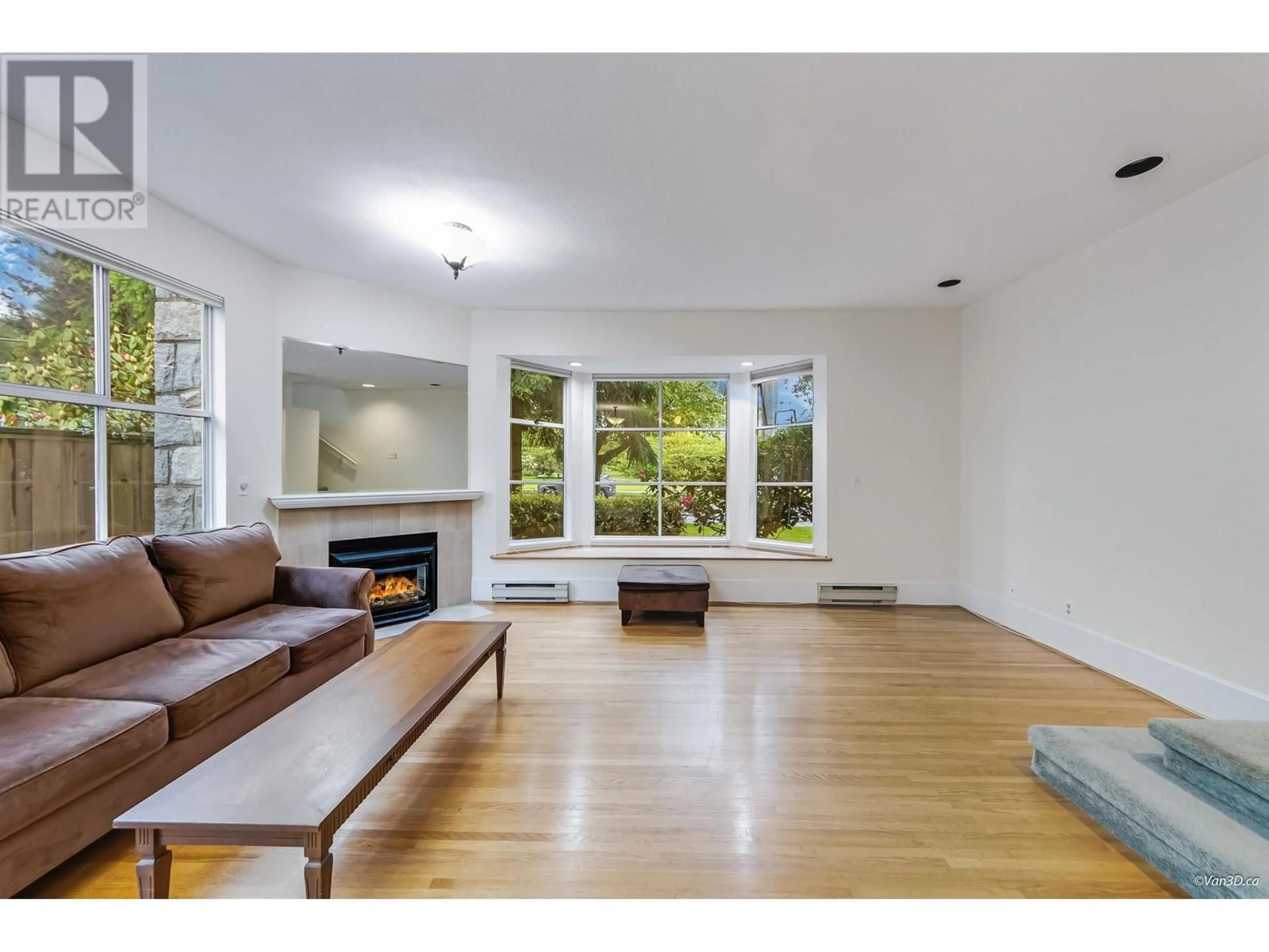 Living room with furniture, wood/laminate floor for 11 - 5400 PATTERSON AVENUE, Burnaby British Columbia V5H2M5