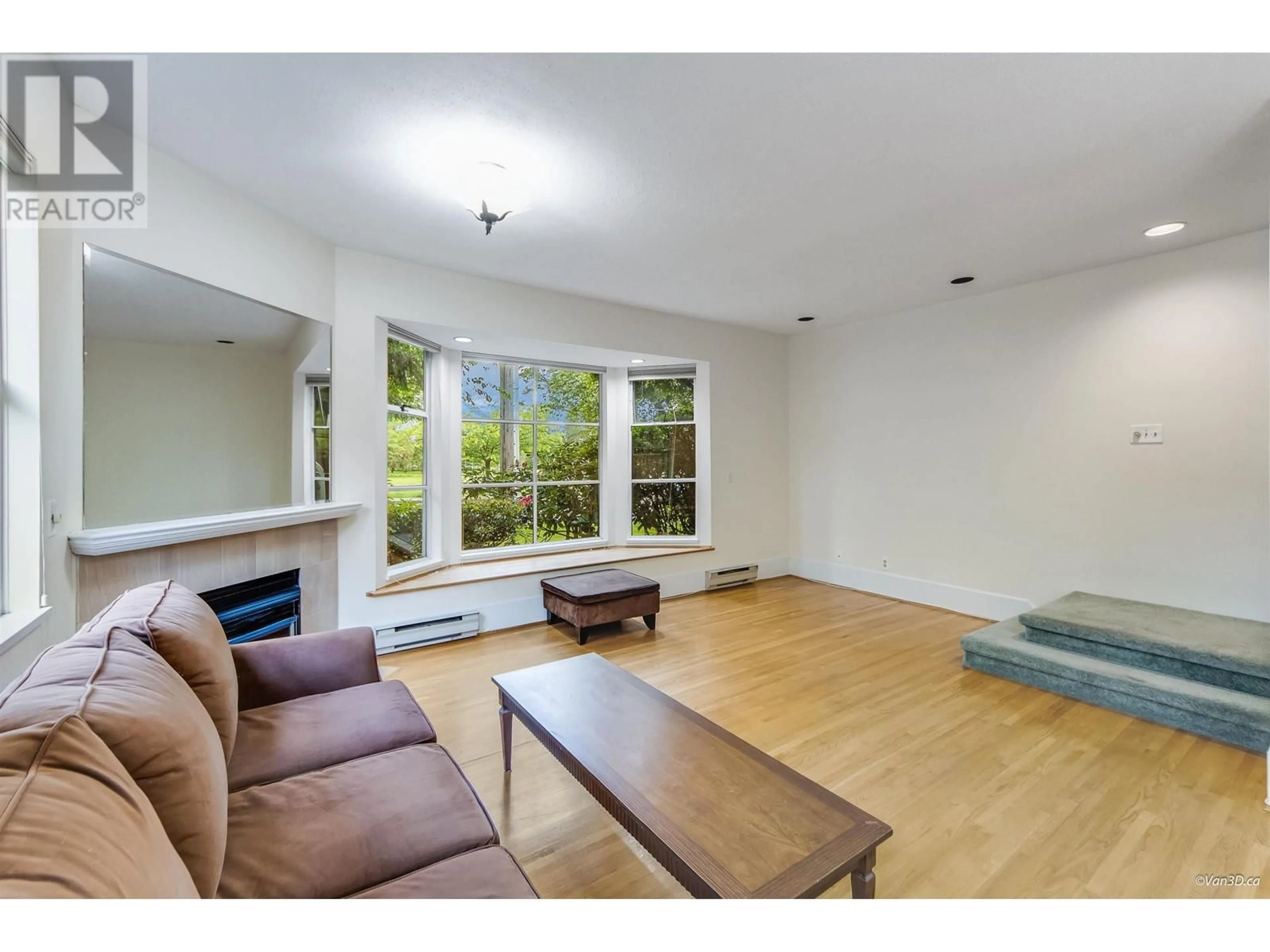 Living room with furniture, wood/laminate floor for 11 - 5400 PATTERSON AVENUE, Burnaby British Columbia V5H2M5