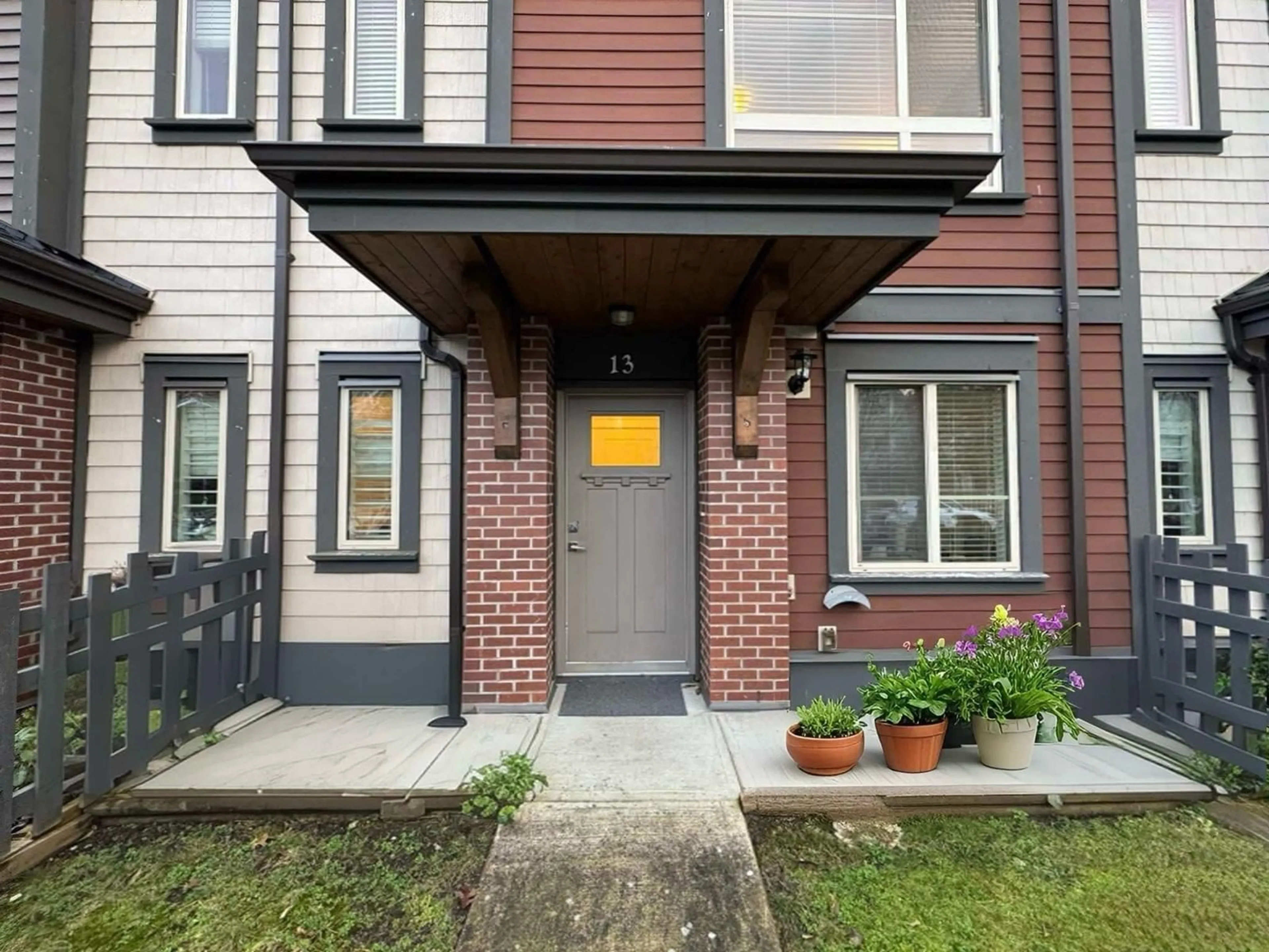 Indoor entryway for 13 - 16127 87, Surrey British Columbia V4N6R3