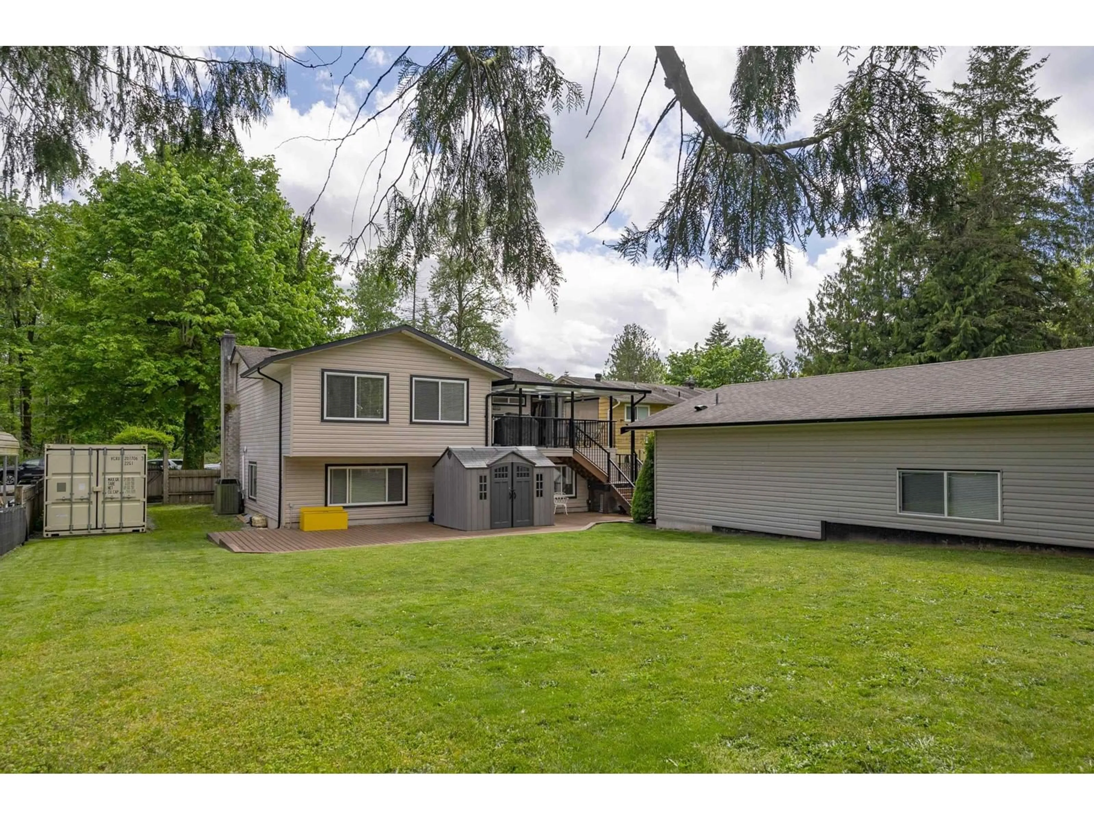 A pic from outside/outdoor area/front of a property/back of a property/a pic from drone, unknown for 25035 10, Langley British Columbia V4W2S7