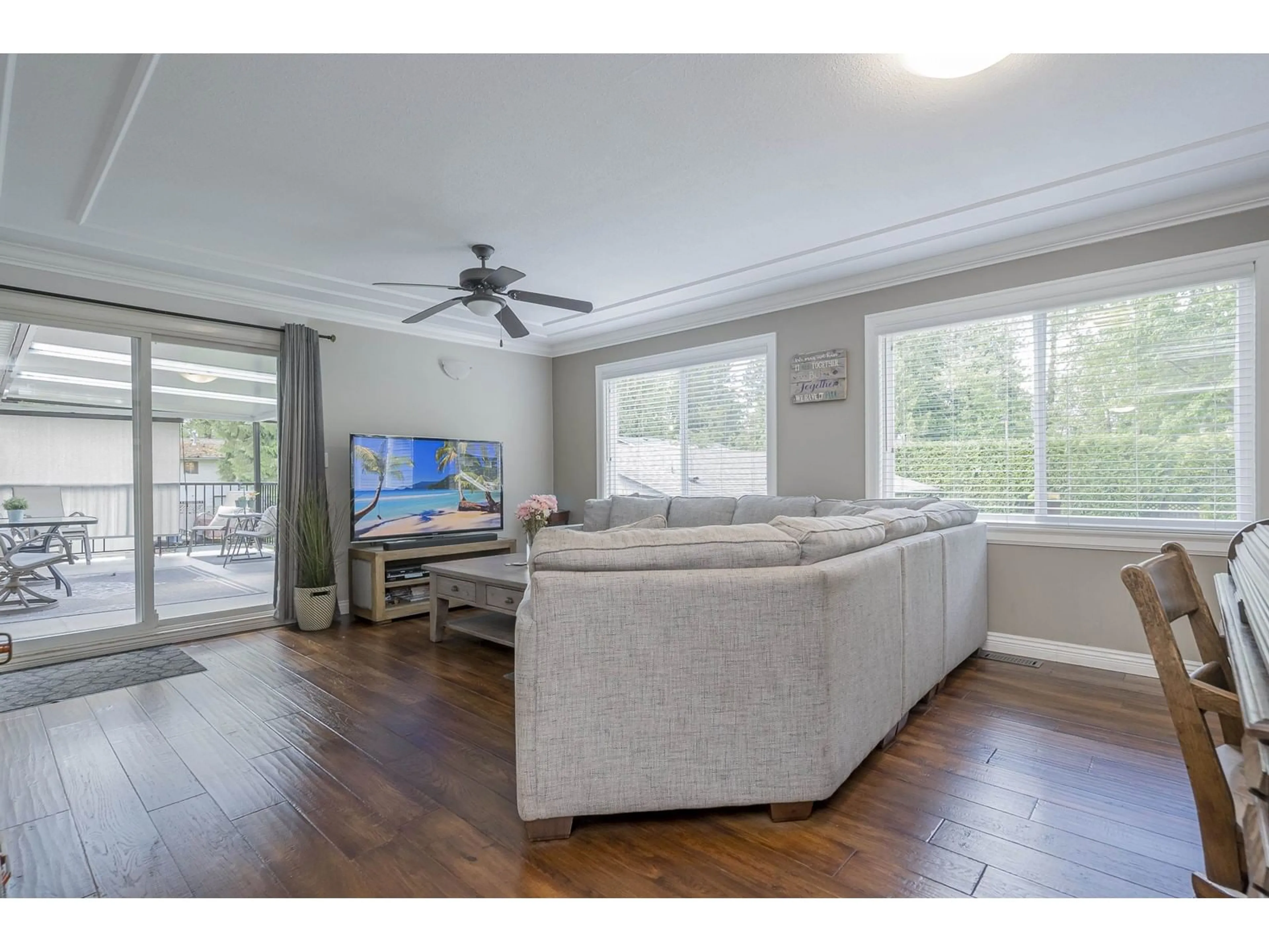 Living room with furniture, wood/laminate floor for 25035 10, Langley British Columbia V4W2S7